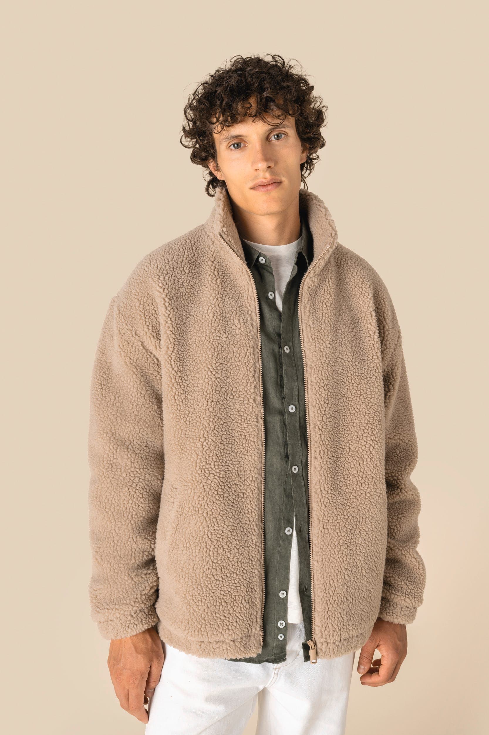 Sweat-shirt zippé à épaules tombantes en sherpa unisexe en situation