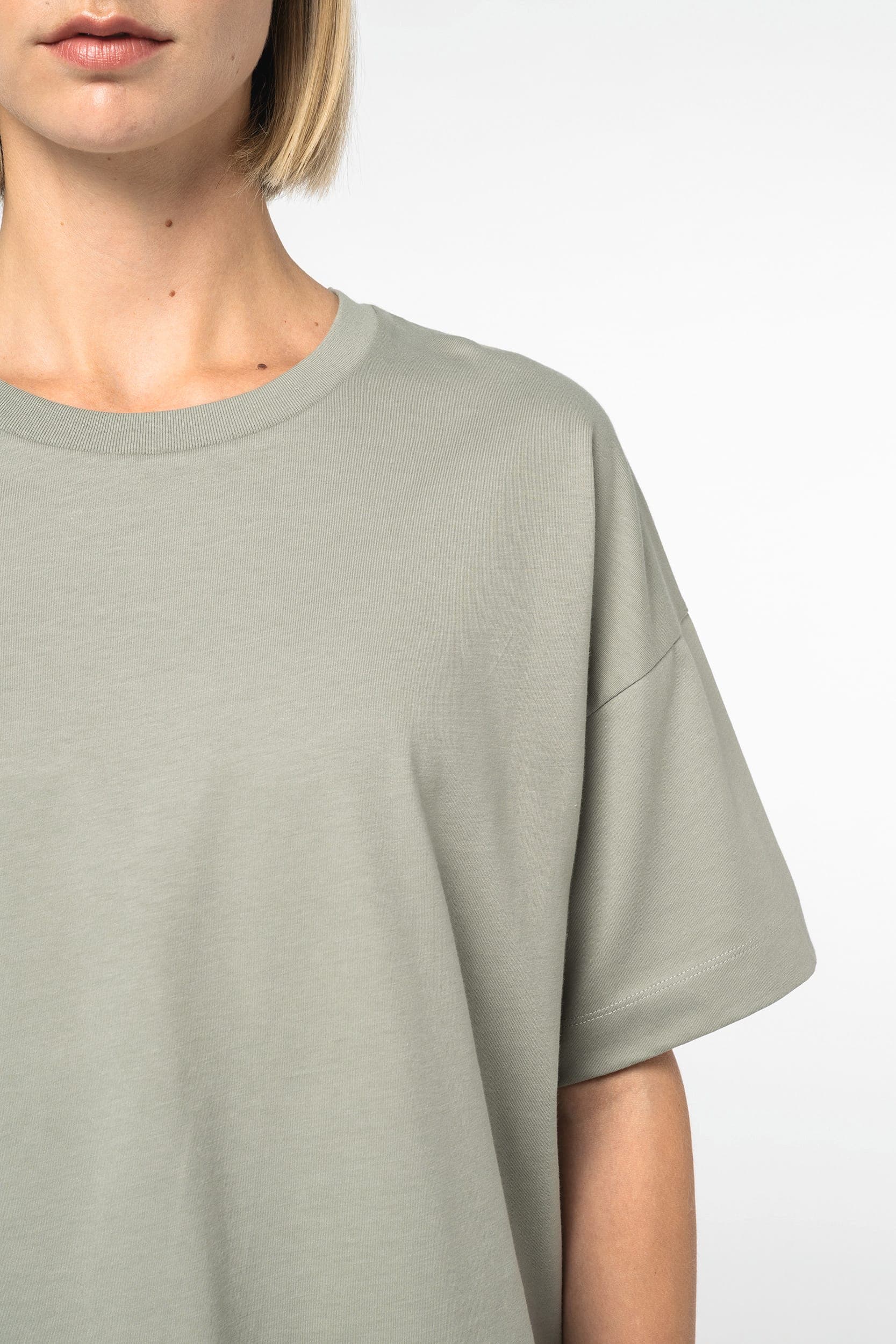 T-shirt écoresponsable boxy à épaules tombantes femme en situation
