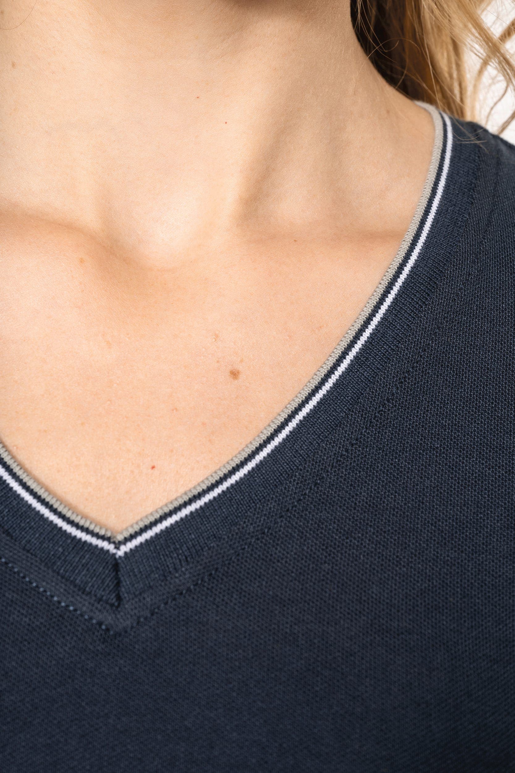 T-shirt maille piquée col V femme en situation
