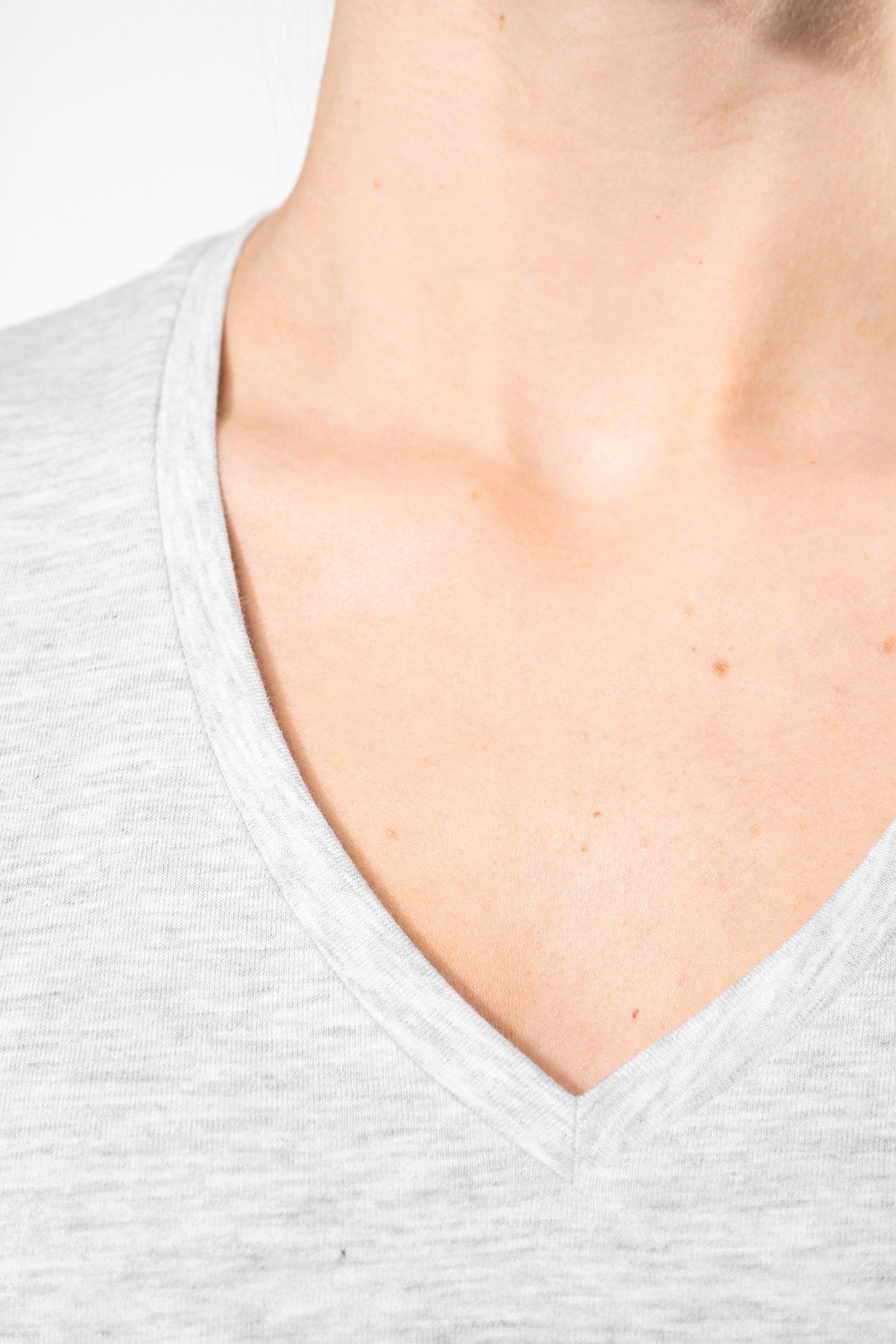 T-shirt col V manches courtes femme en situation