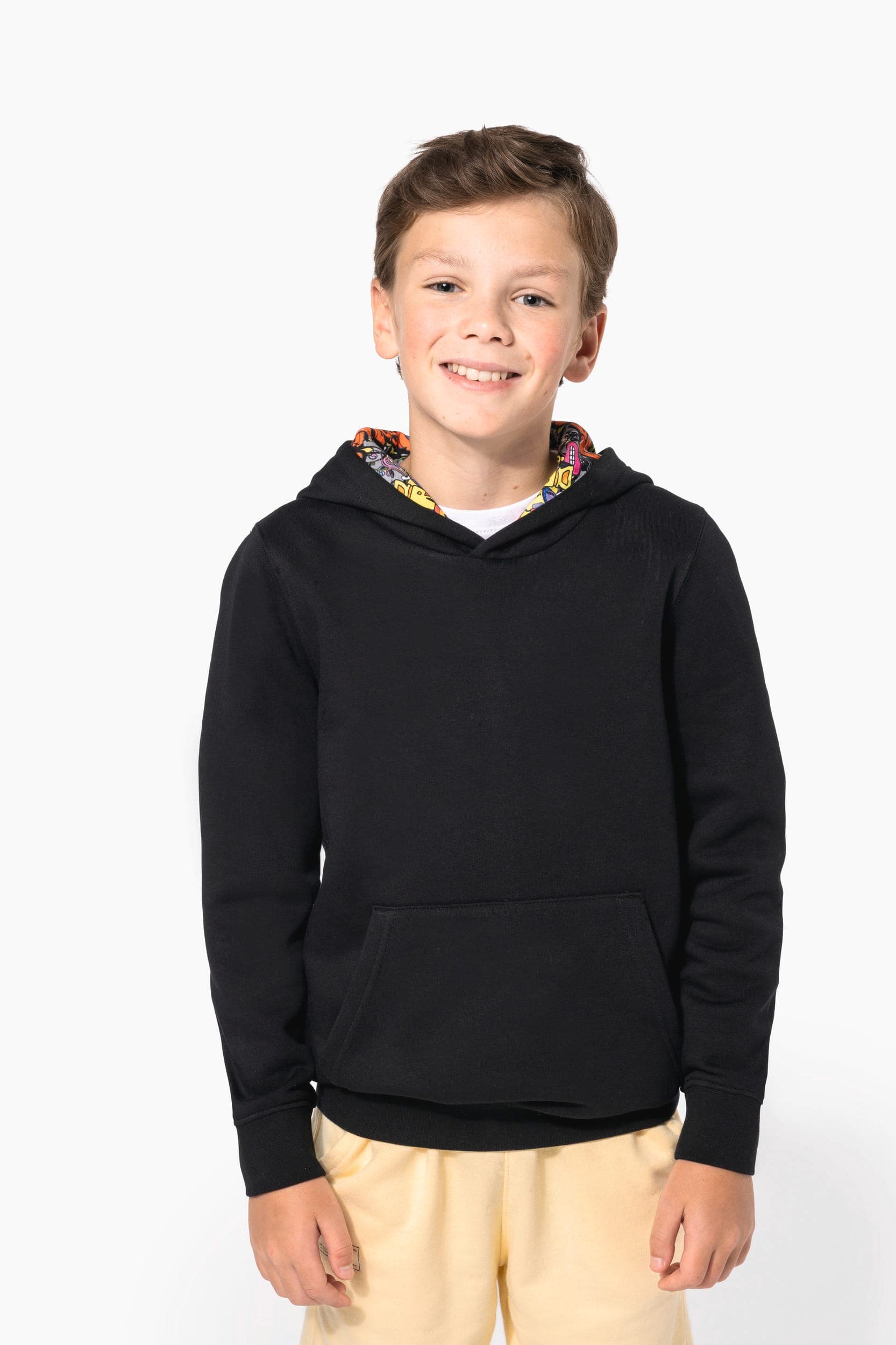 Sweat-shirt à capuche contrastée à motifs enfant unisexe en situation