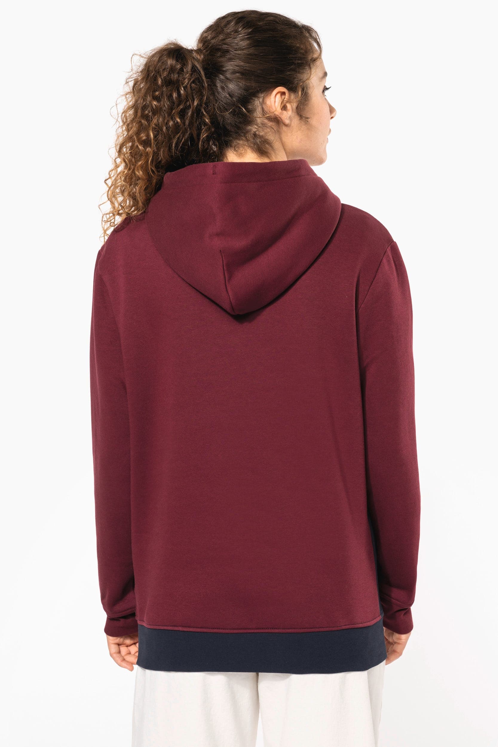 Sweat-shirt tricolore à capuche unisexe en situation