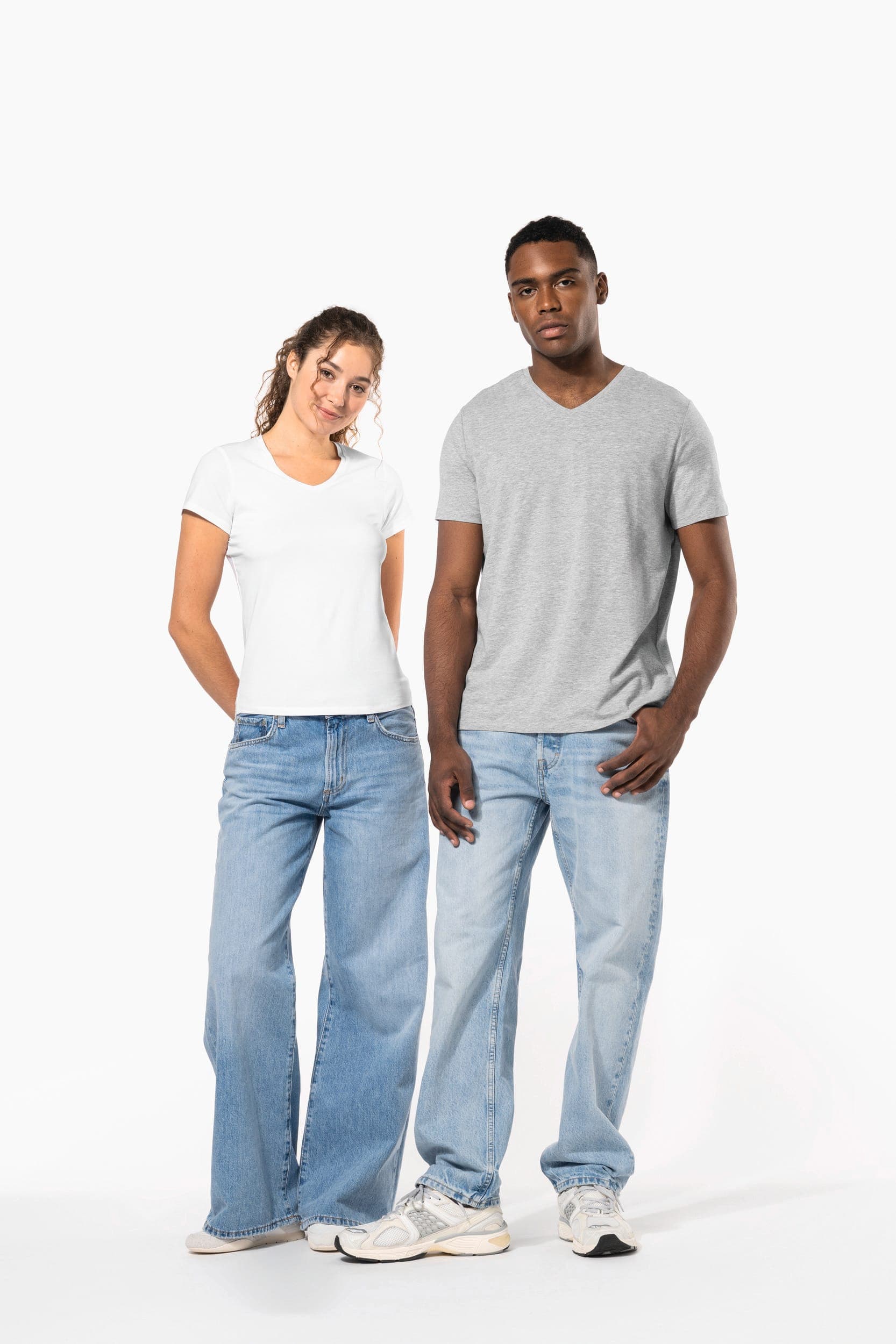 T-shirt col V manches courtes femme en situation