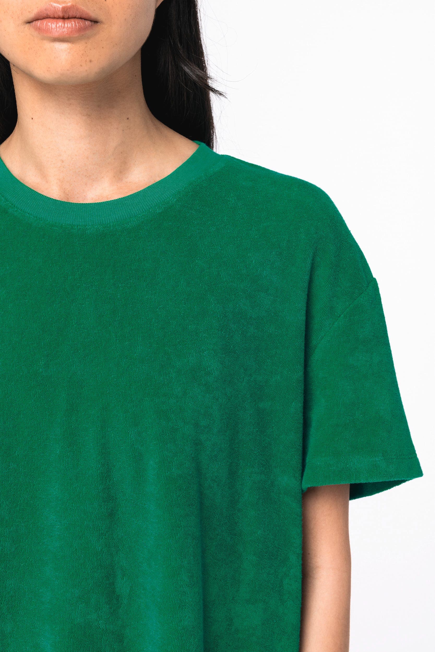 T-shirt écoresponsable en éponge femme en situation