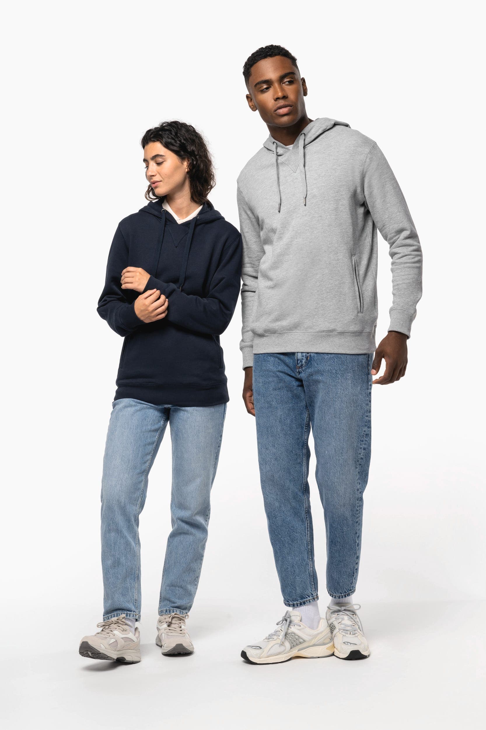 Sweat-shirt french terry écoresponsable à capuche unisexe en situation