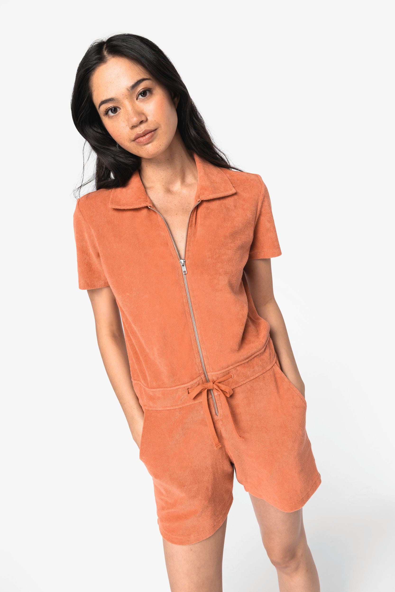 Combinaison short écoresponsable en éponge femme en situation
