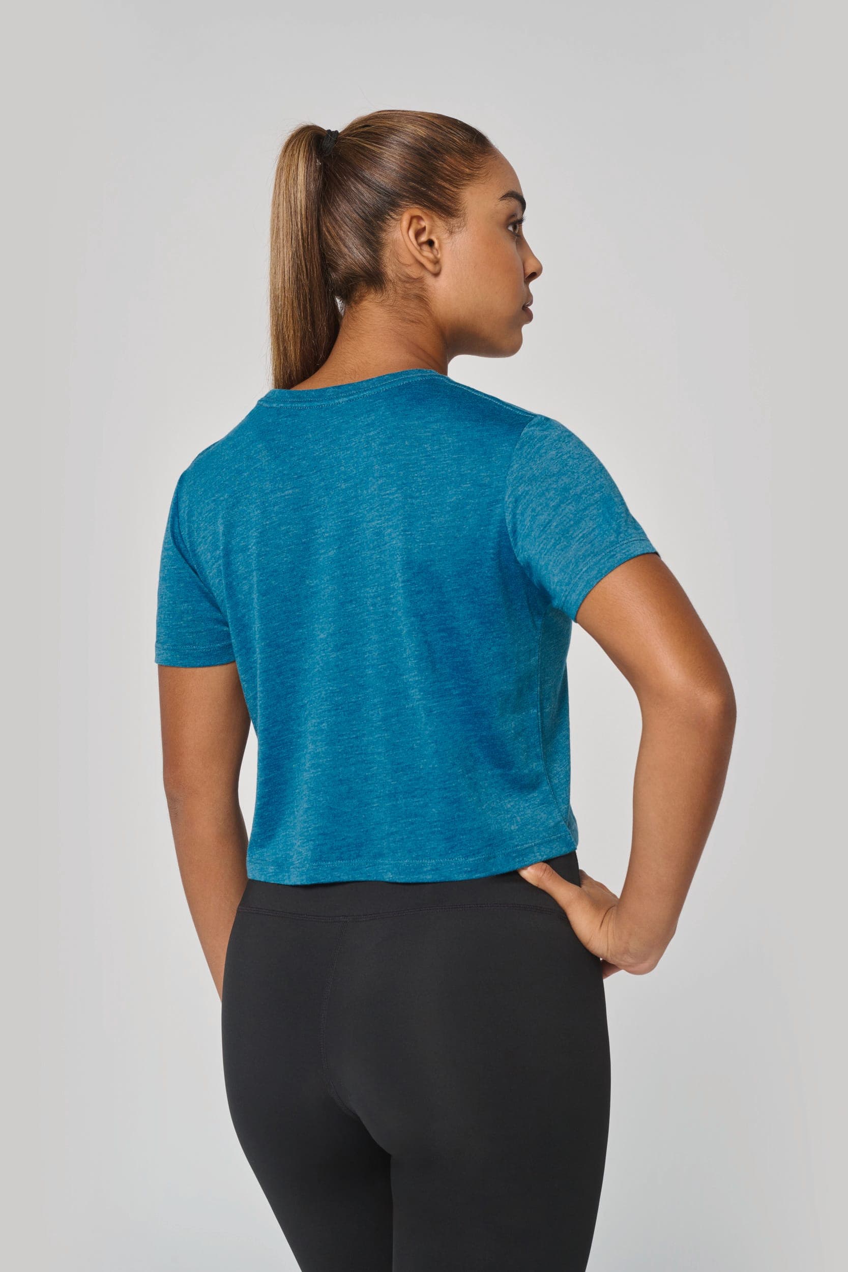 Crop top triblend femme en situation