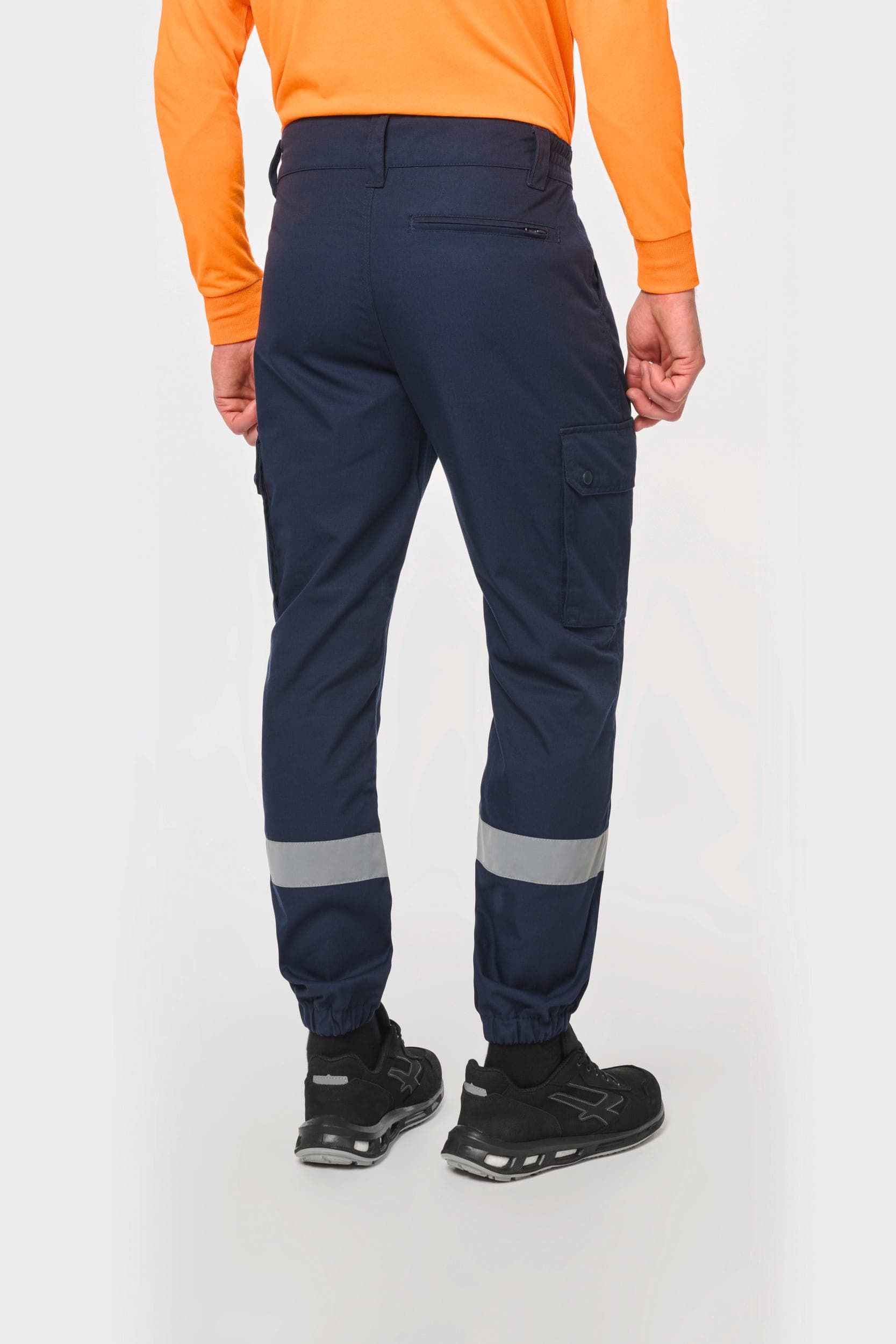Pantalon cargo unisexe avec bas élastiqué et bande réfléchissante en situation