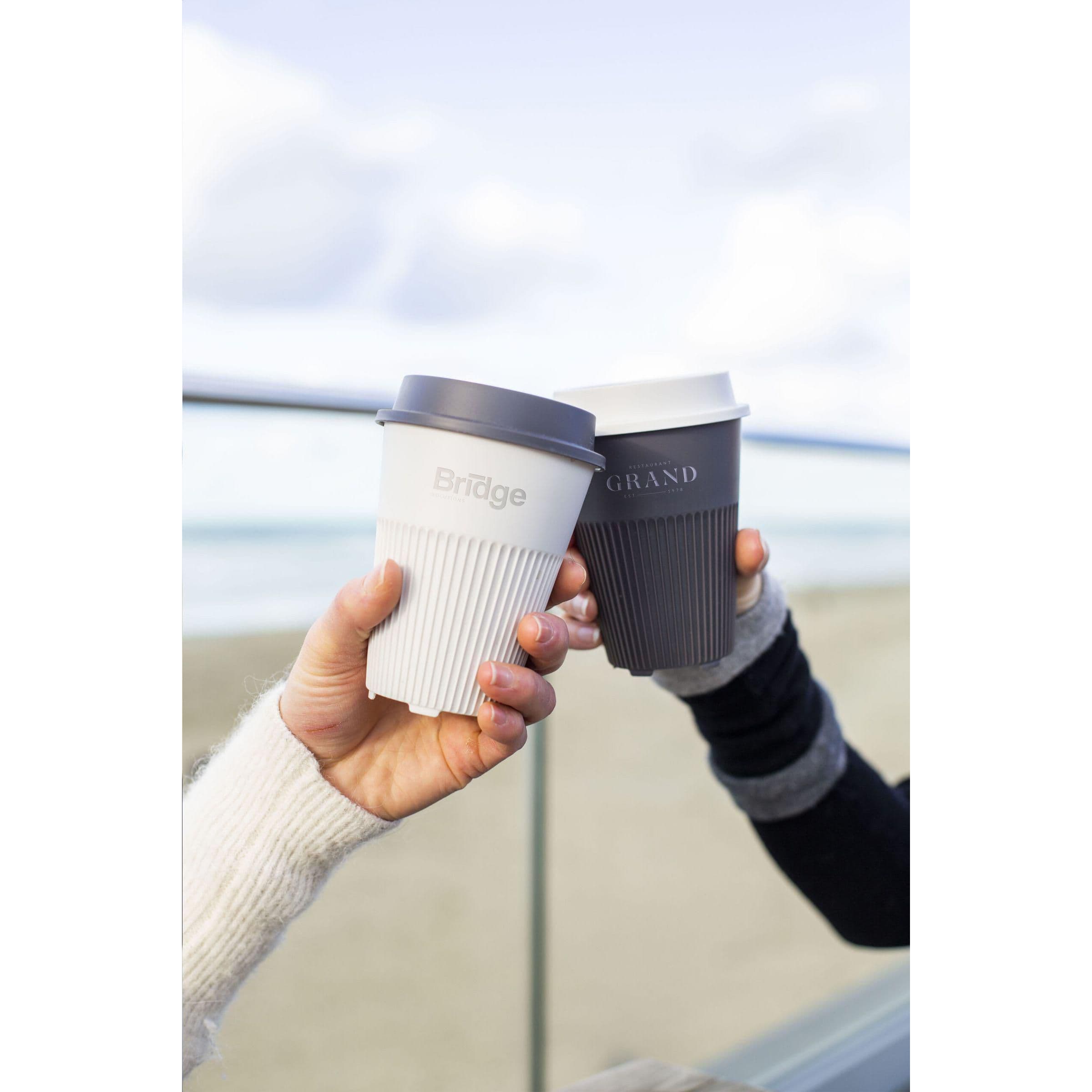 Mug Circular&Co réutilisable couvercle 227 ml en situation