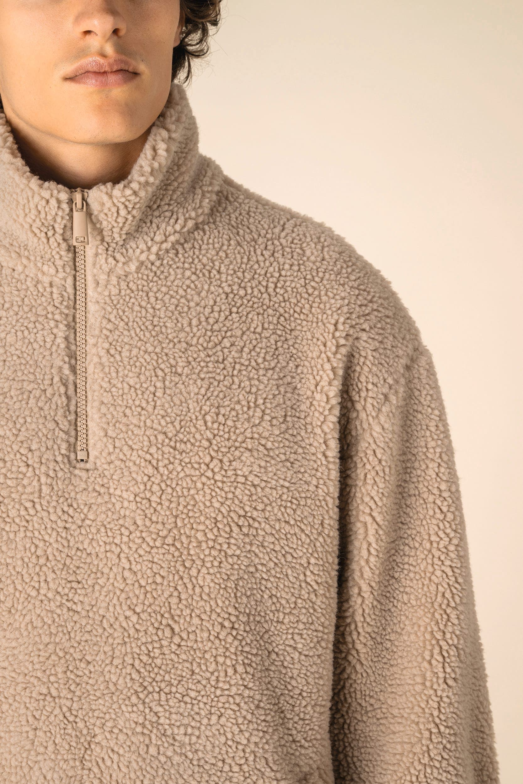 Sweat-shirt 1/4 zip à épaules tombantes en sherpa unisexe en situation
