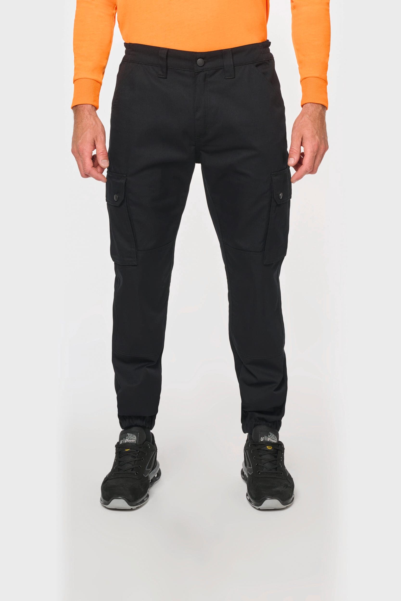 Pantalon cargo unisexe avec bas élastiqué en situation