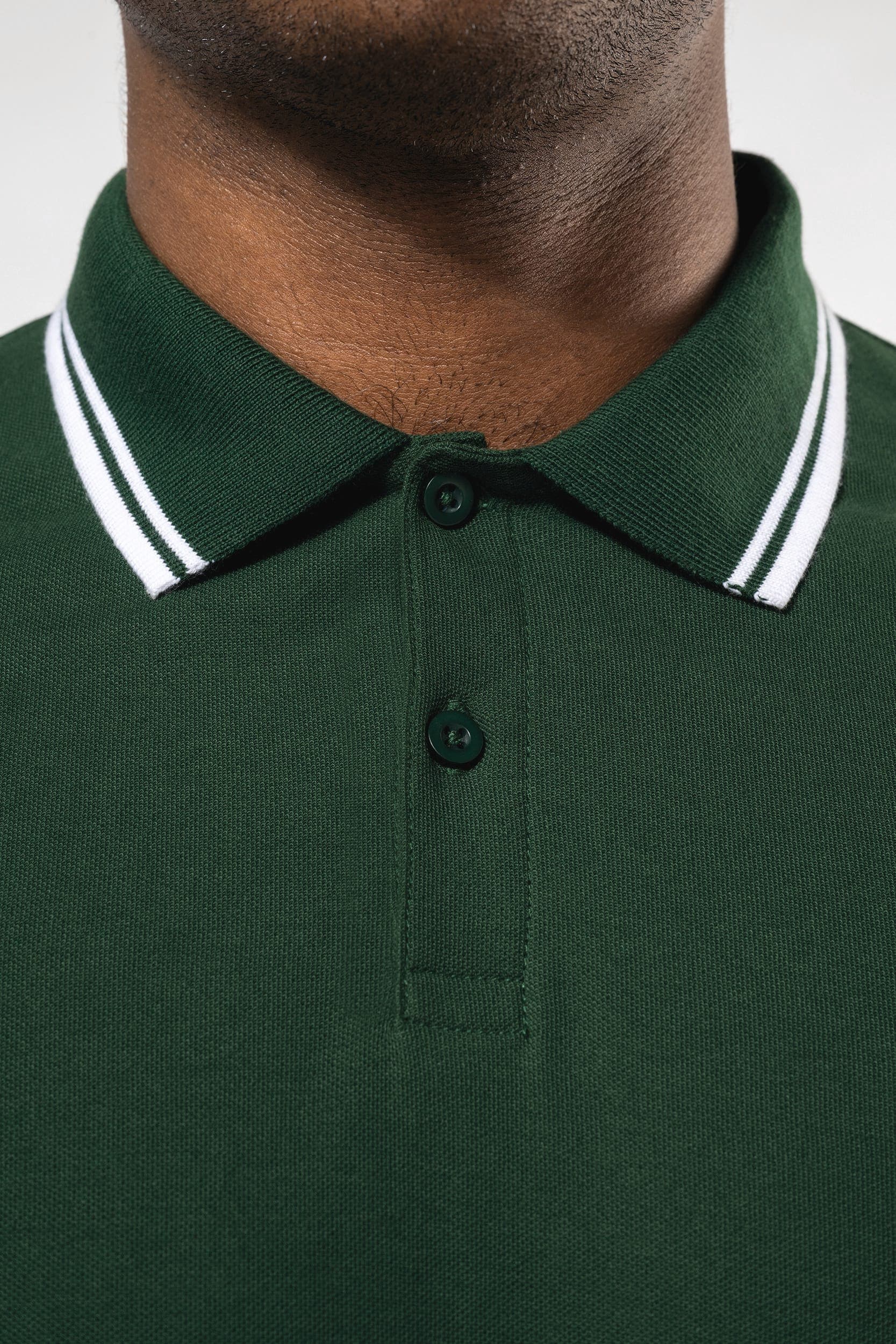 Polo homme manches courtes à liserés contrastés en situation