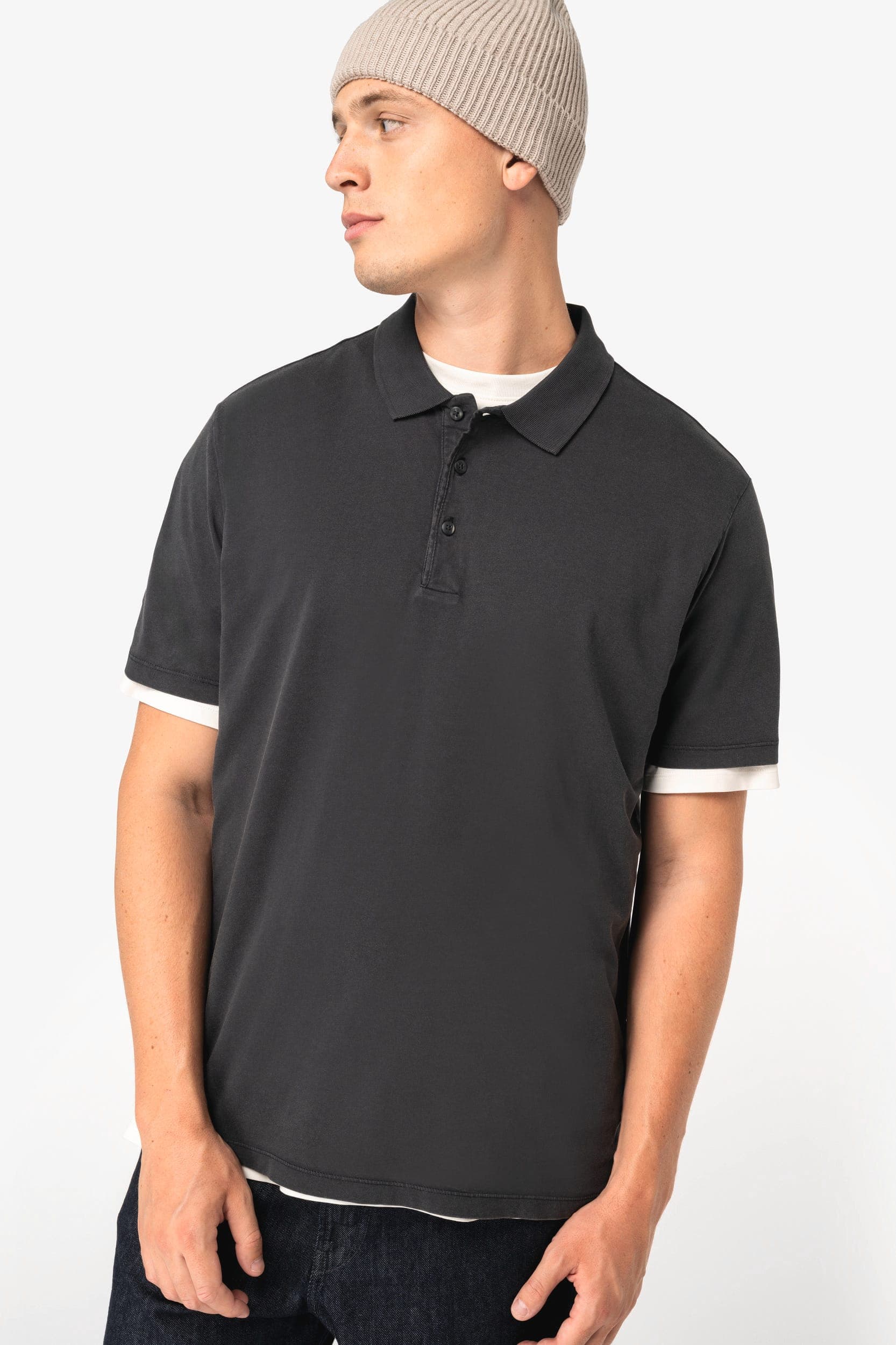 Polo écoresponsable délavé en jersey homme en situation
