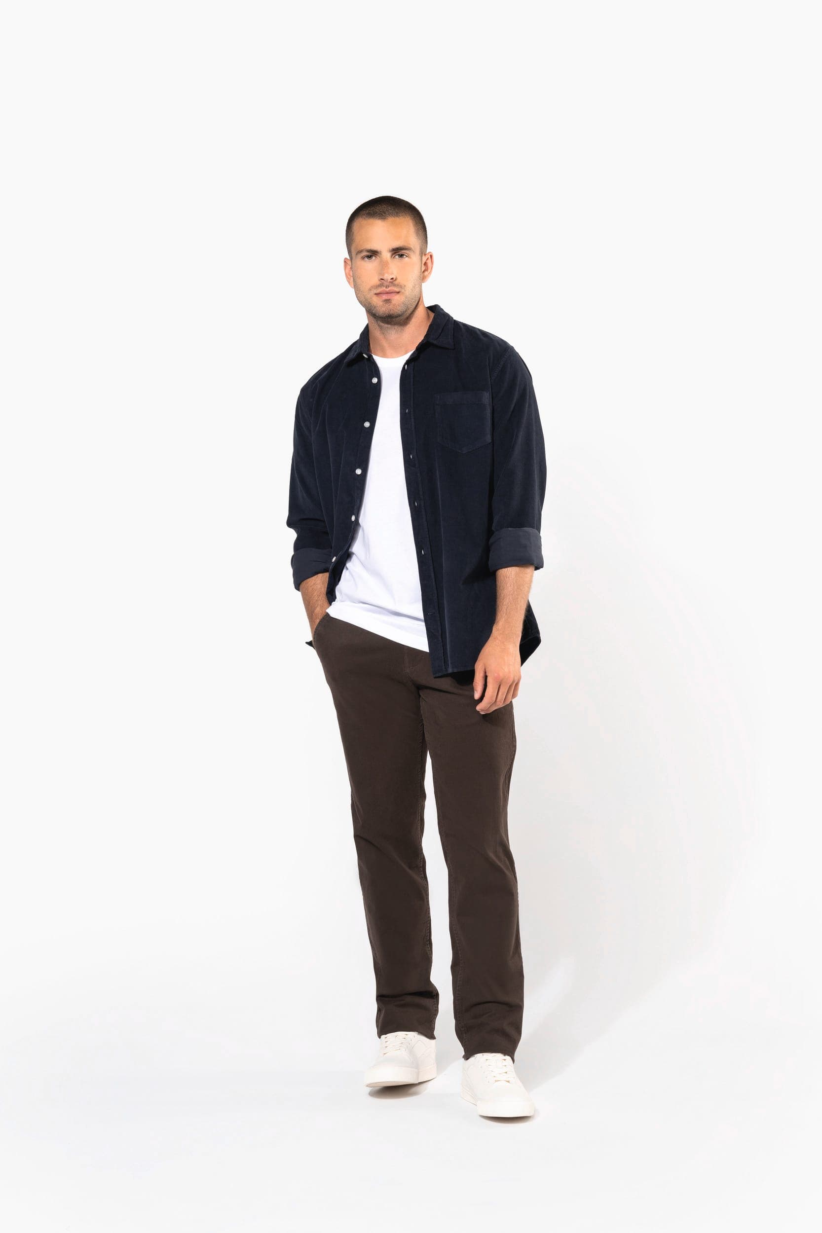 Pantalon chino homme en situation