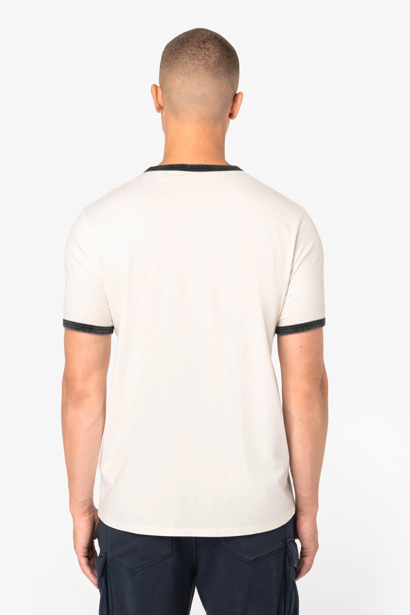T-shirt ringer écoresponsable à bords contrastés effet délavé homme en situation
