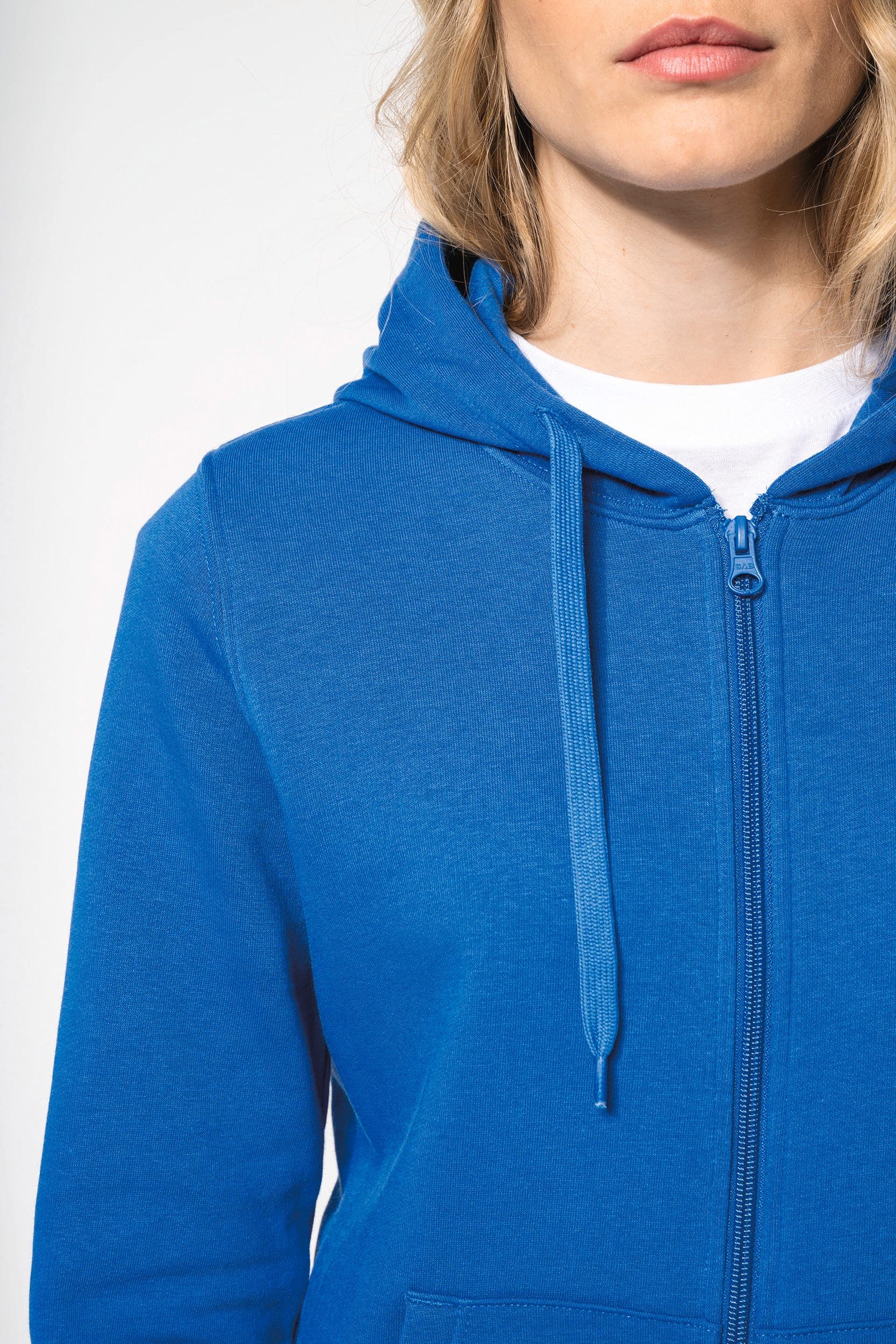 Sweat-shirt écoresponsable zippé à capuche femme en situation
