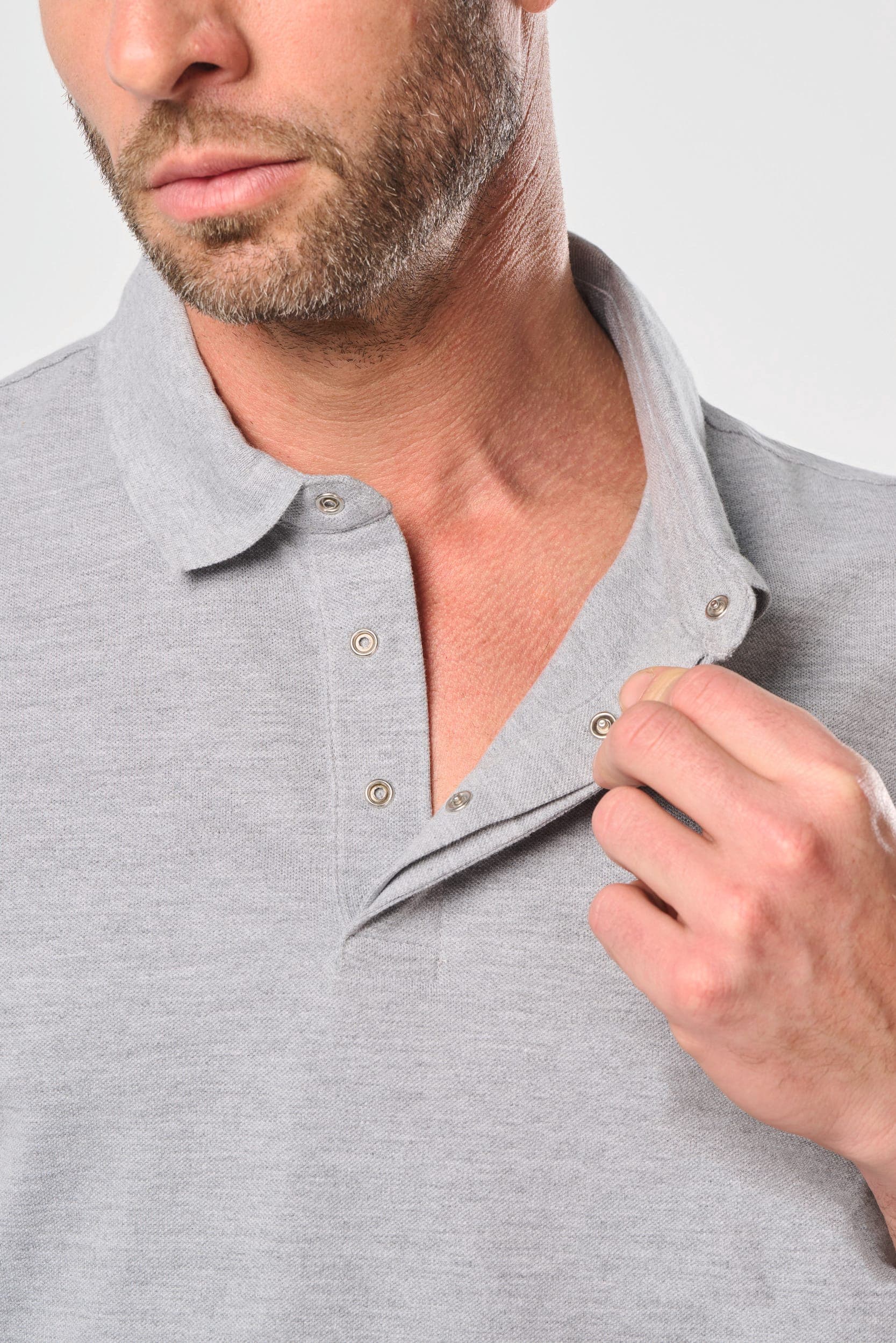 Polo col boutons pression manches courtes homme en situation