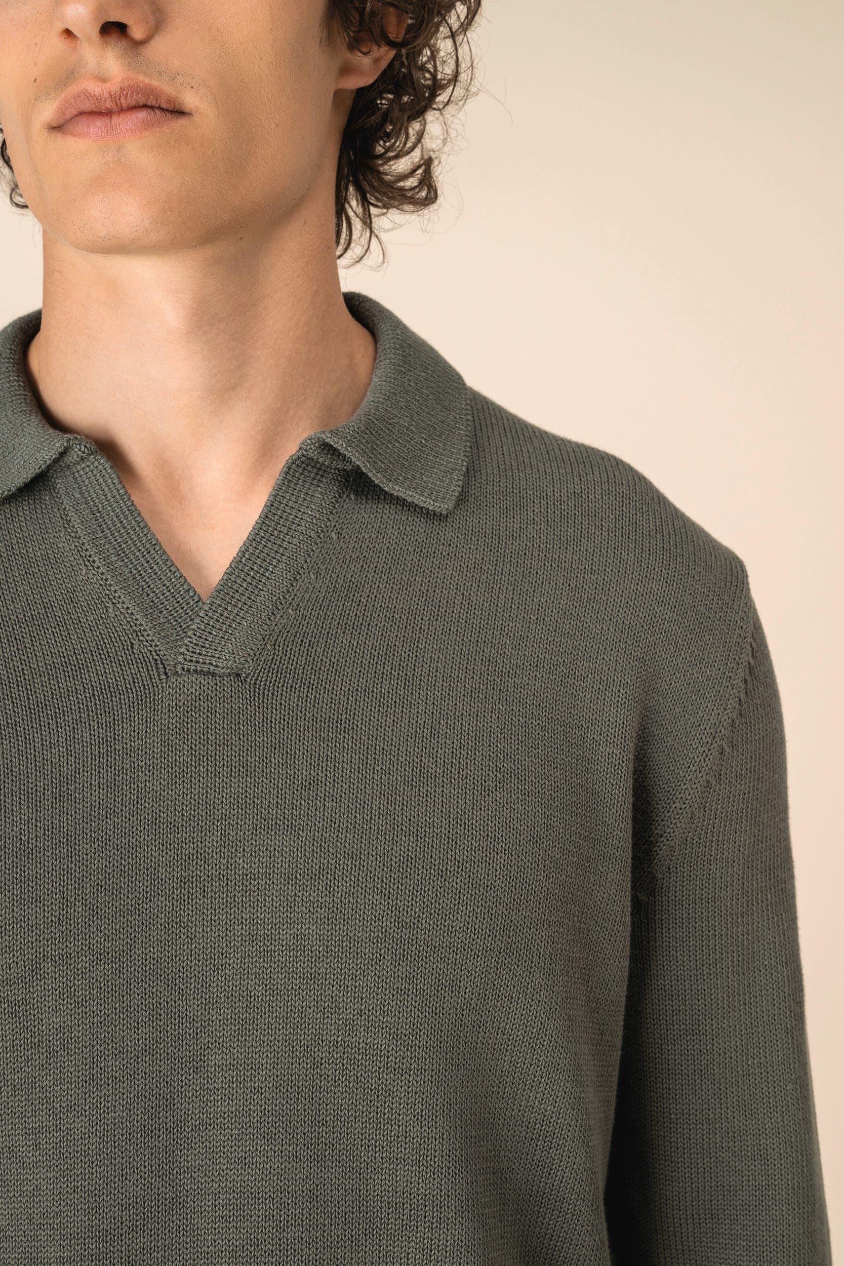Pull homme à col polo en situation