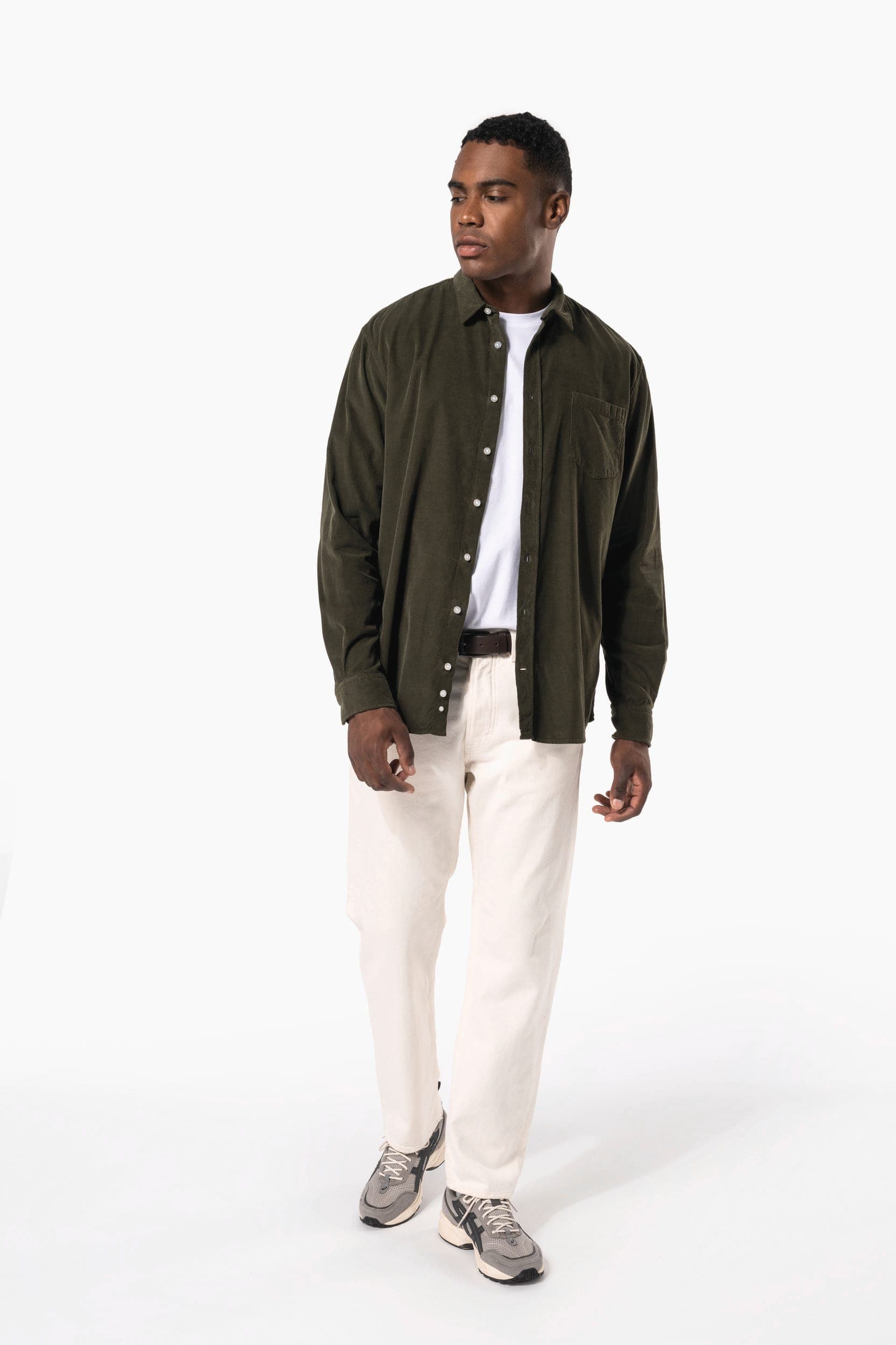 Chemise manches longues en velours homme en situation