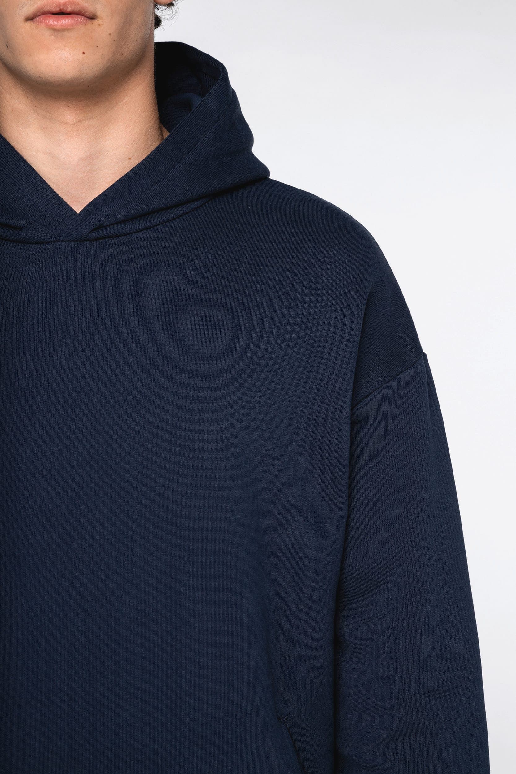 Sweat-shirt écoresponsable à capuche oversize unisexe en situation