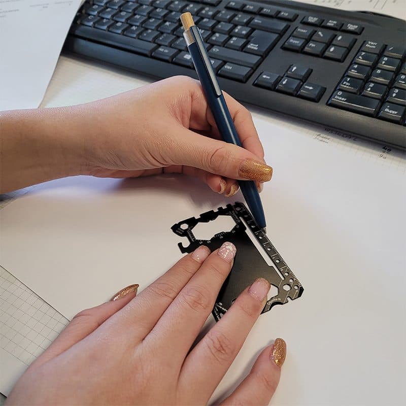 CARTE OUTIL MULTIFONCTION EN ACIER INOXYDABLE en situation