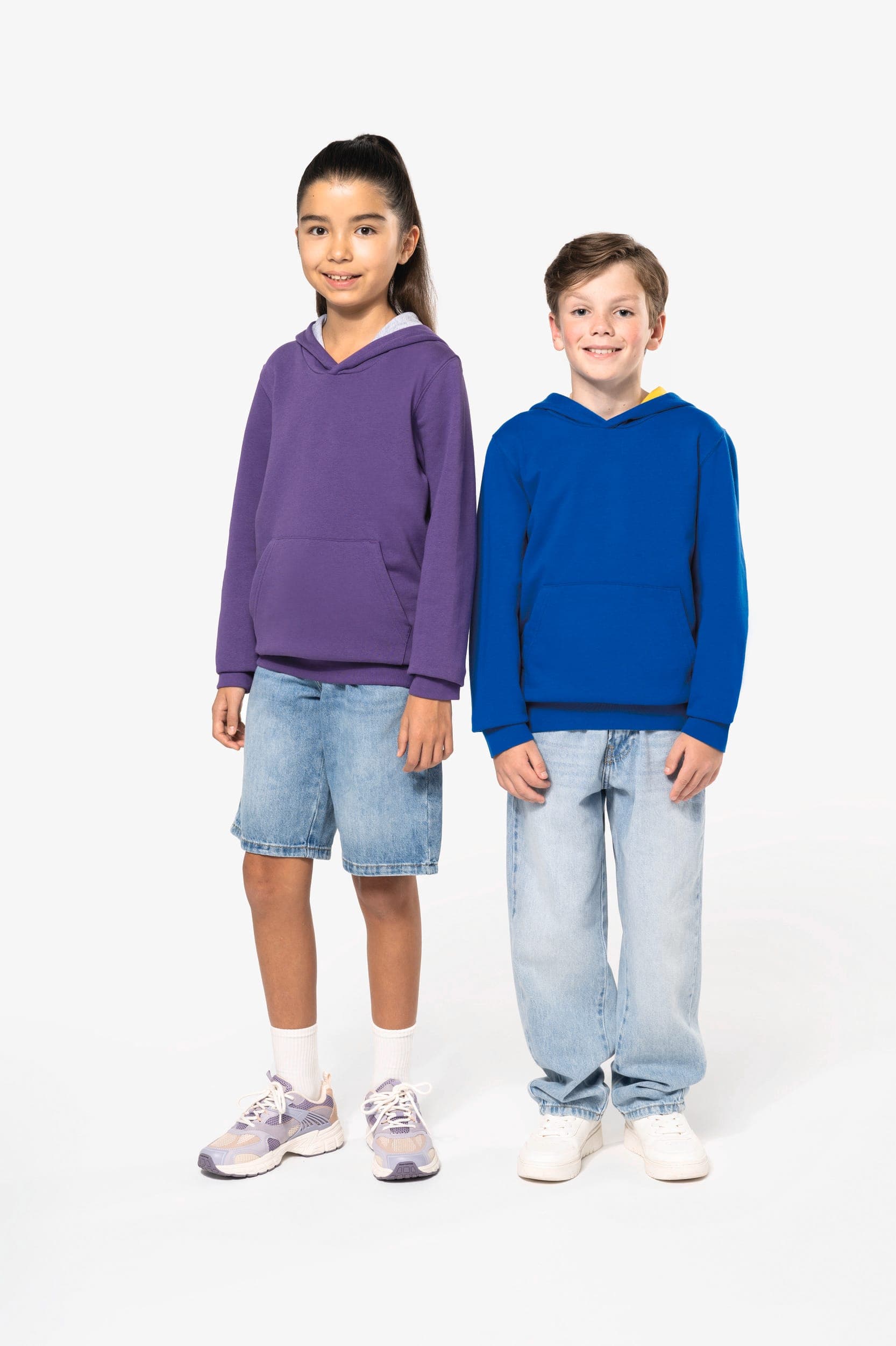 Sweat-shirt capuche contrastée enfant en situation