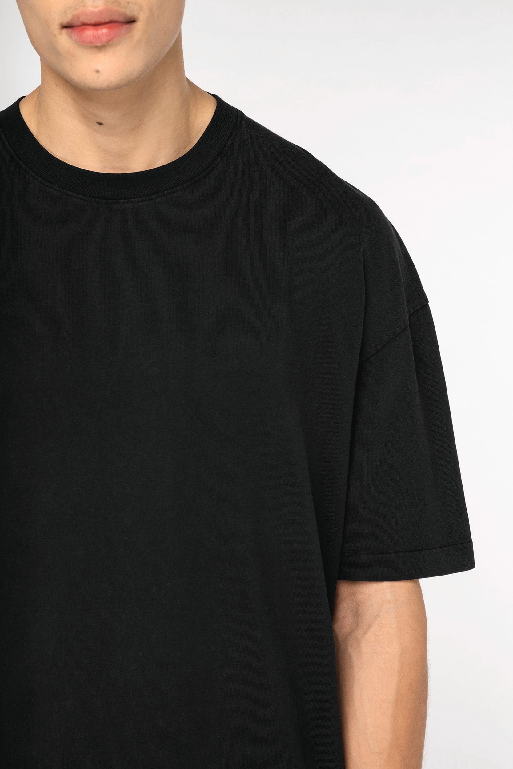 T-shirt écoresponsable oversize délavé homme en situation