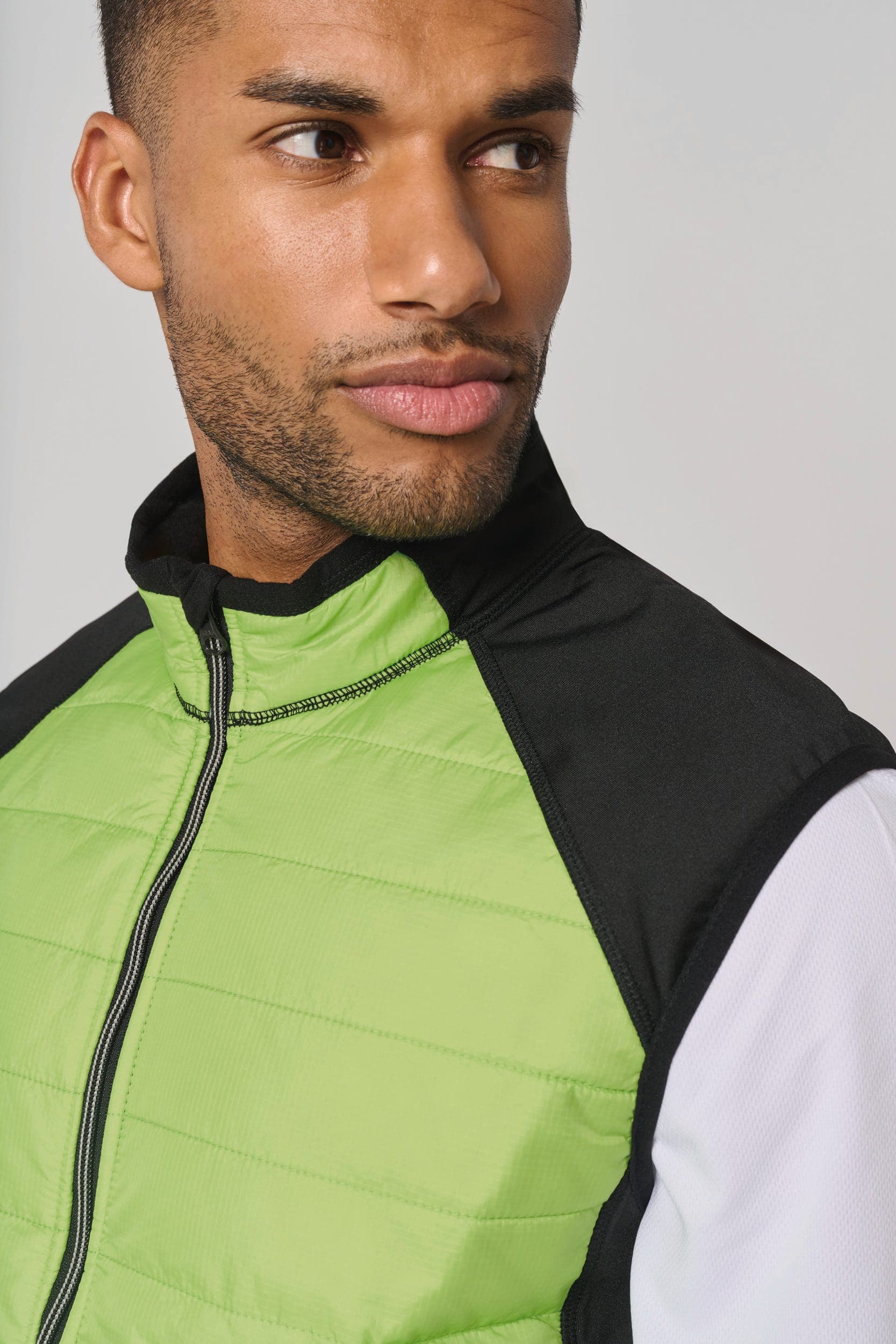 Veste sport bi-matière sans manches unisexe en situation
