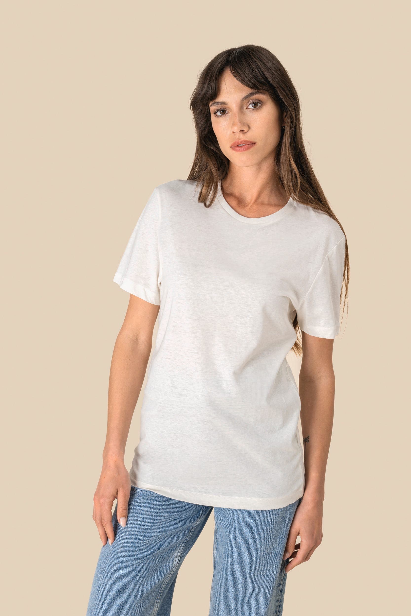 T-shirt écoresponsable en coton bio et lin unisexe en situation