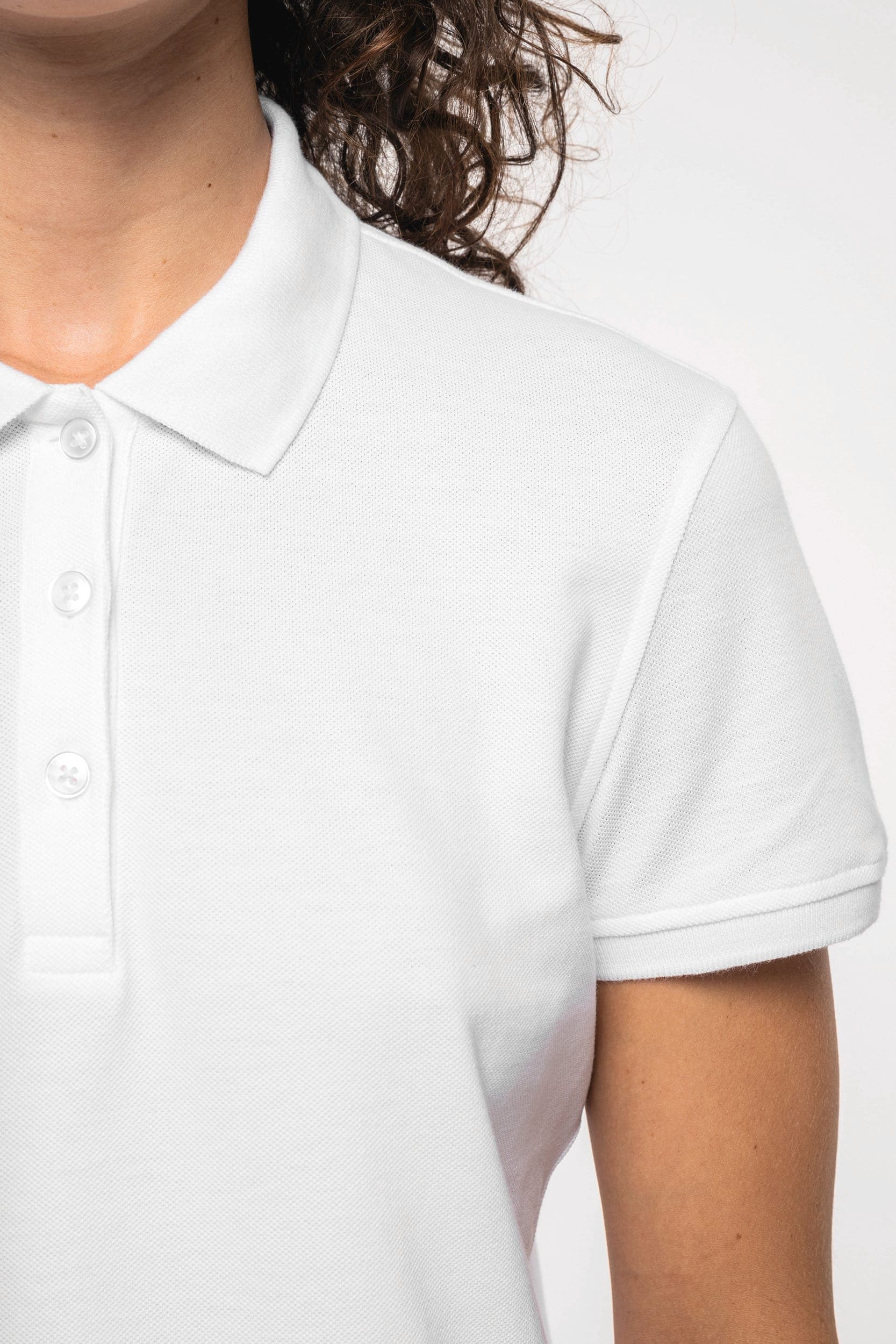 Polo piqué manches courtes femme en situation