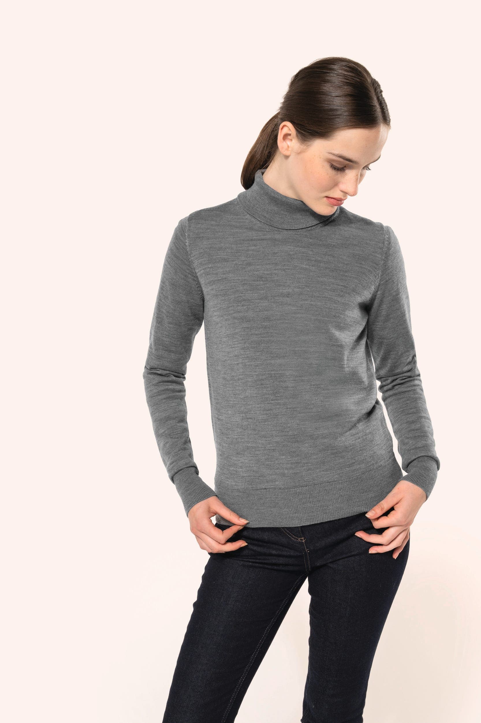 Pull Mérinos col roulé femme en situation