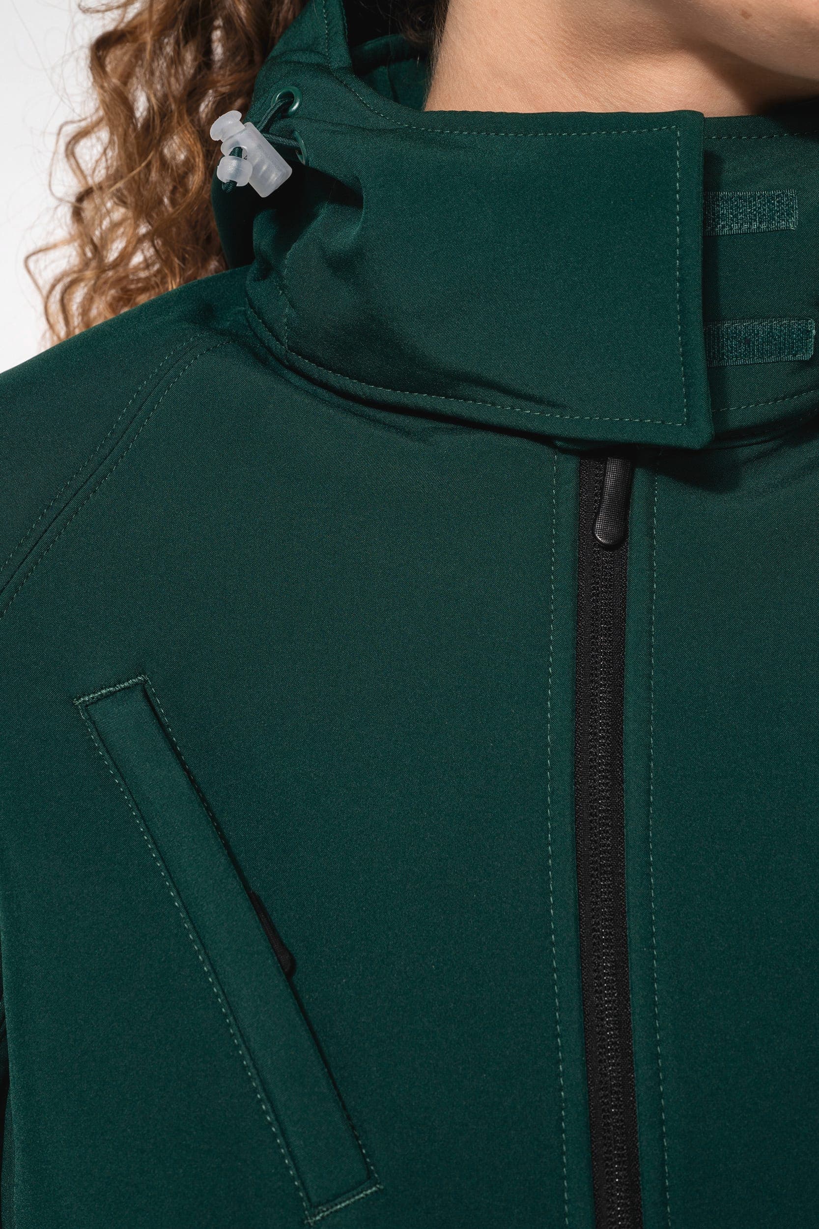 Veste softshell à capuche amovible femme en situation