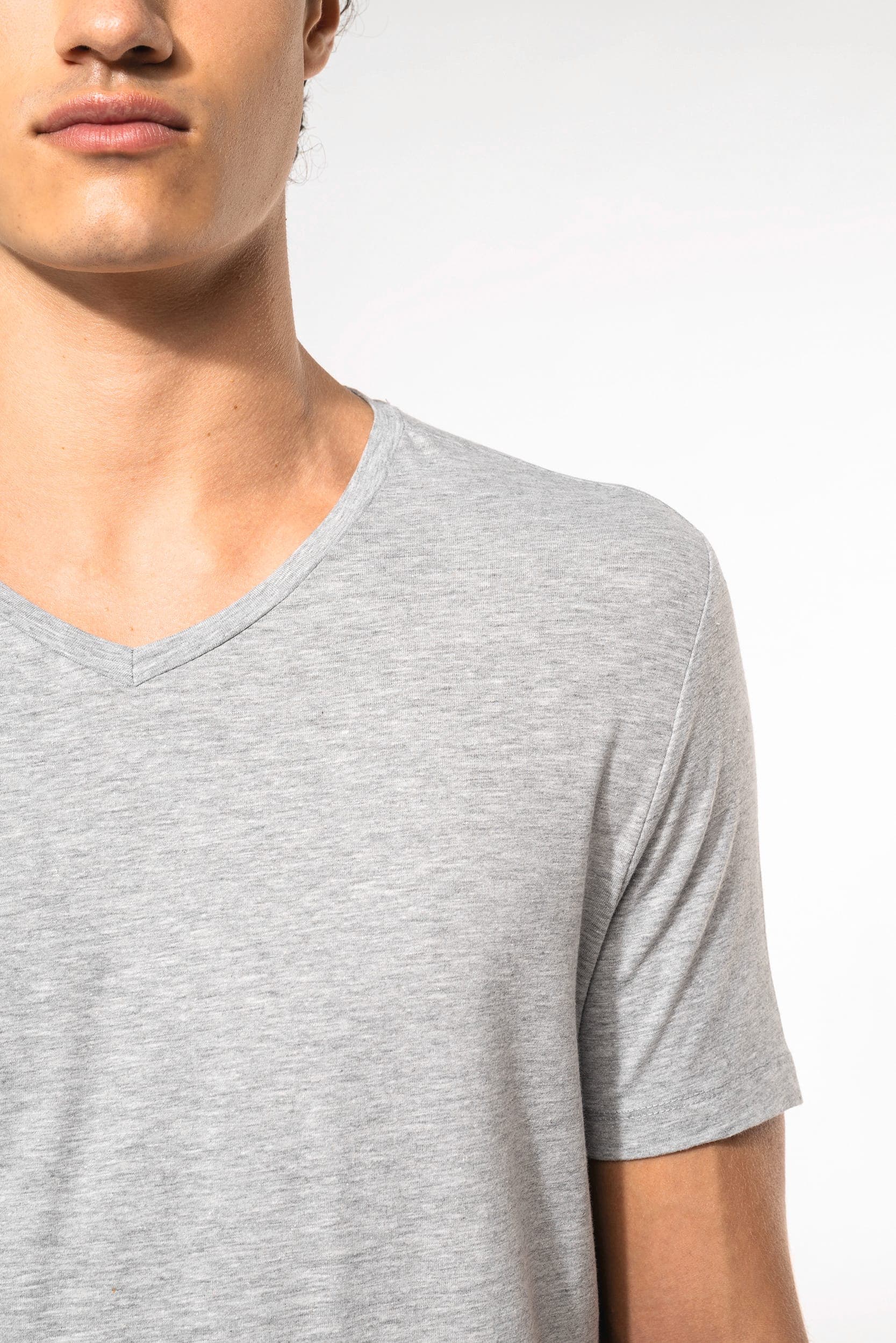 T-shirt manches courtes col V homme en situation