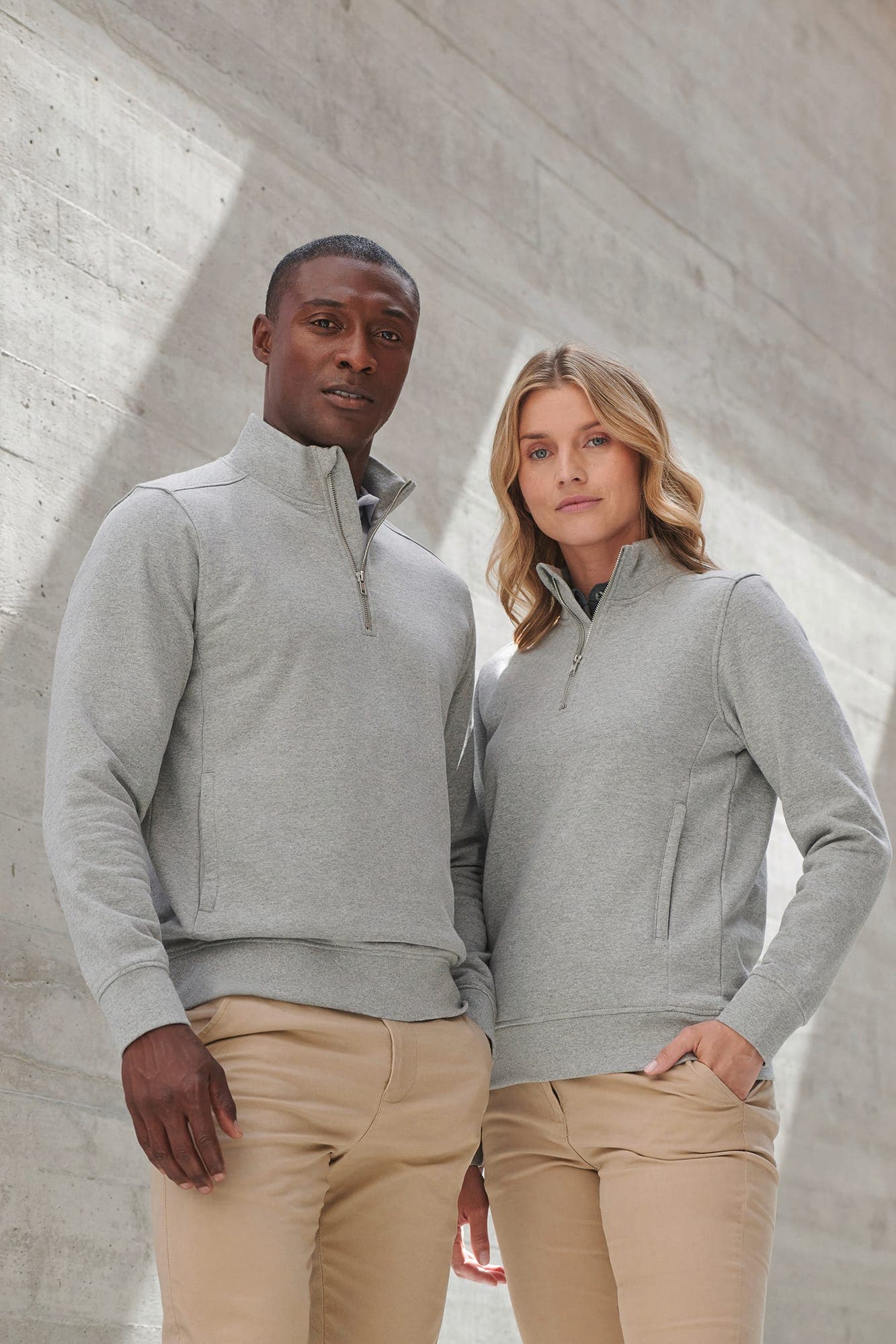 Sweat-shirt col zippé unisexe en situation