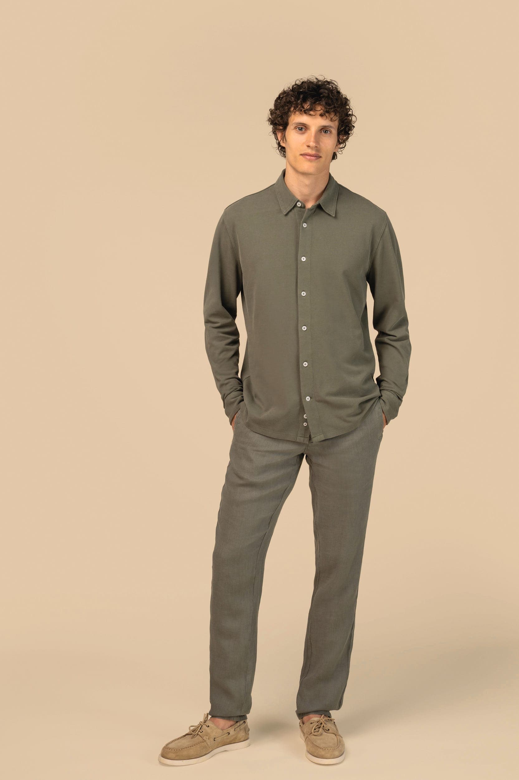 Chemise écoresponsable délavée en maille piquée homme en situation
