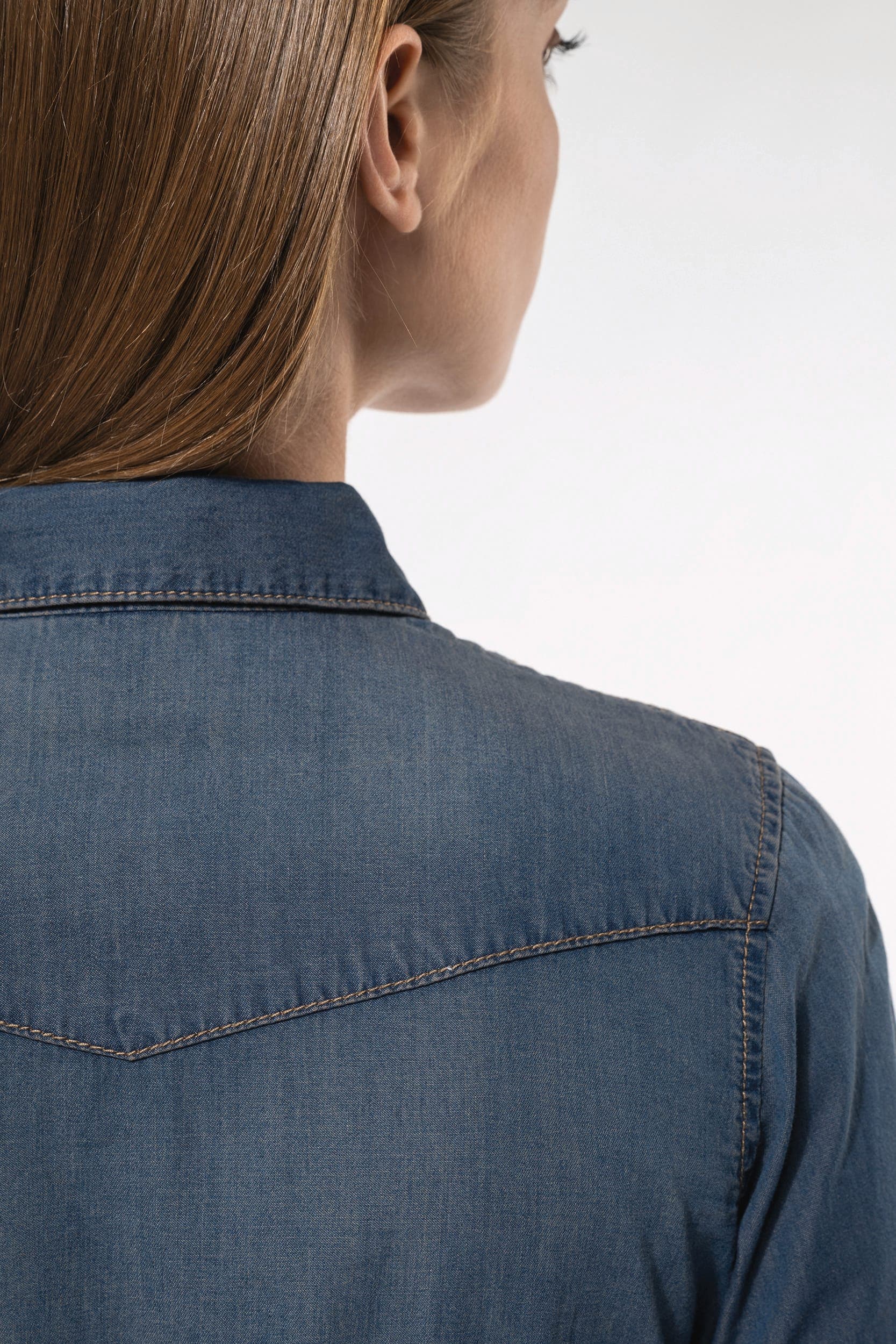 Chemise denim manches longues femme en situation