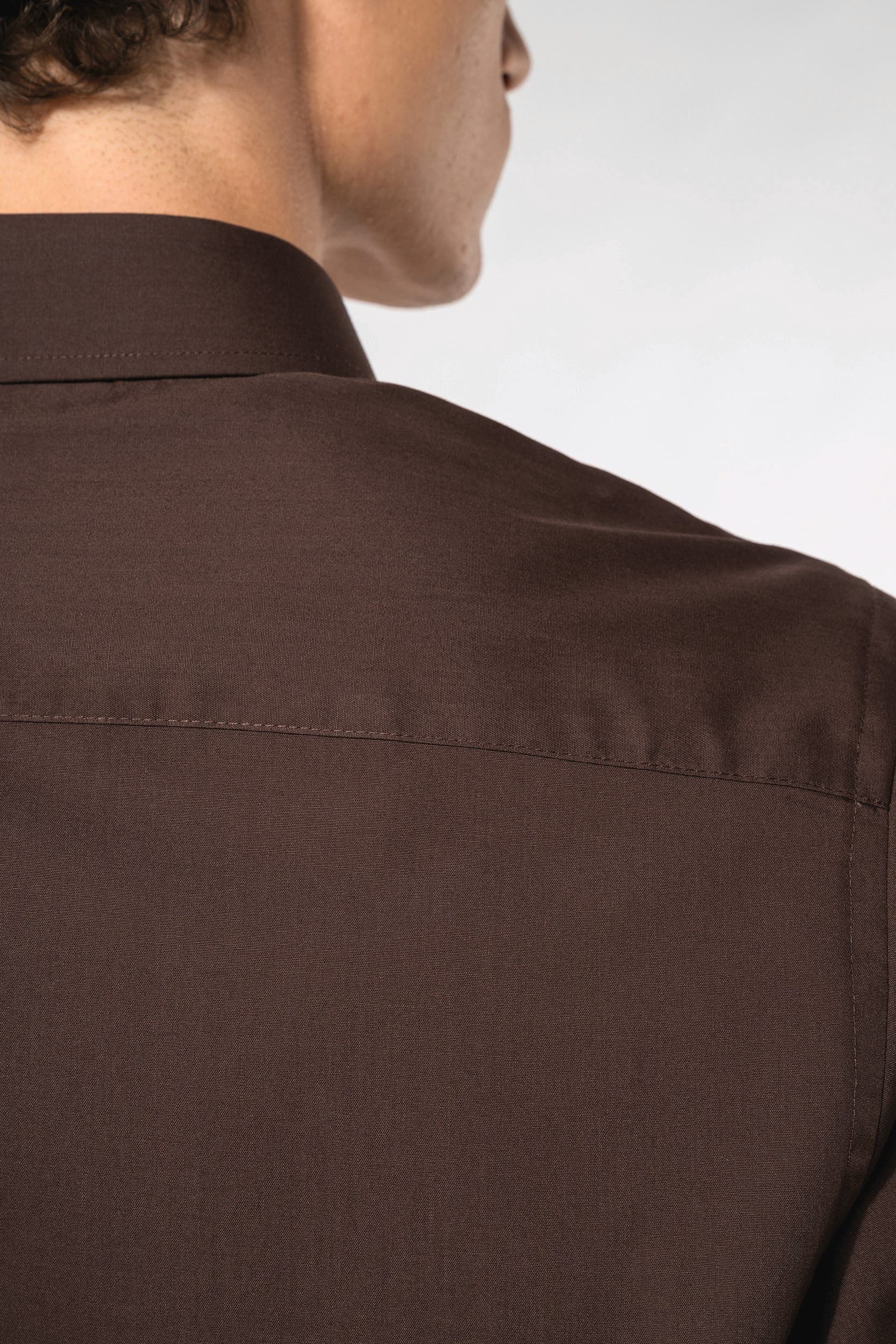Chemise popeline polycoton entretien facile homme en situation