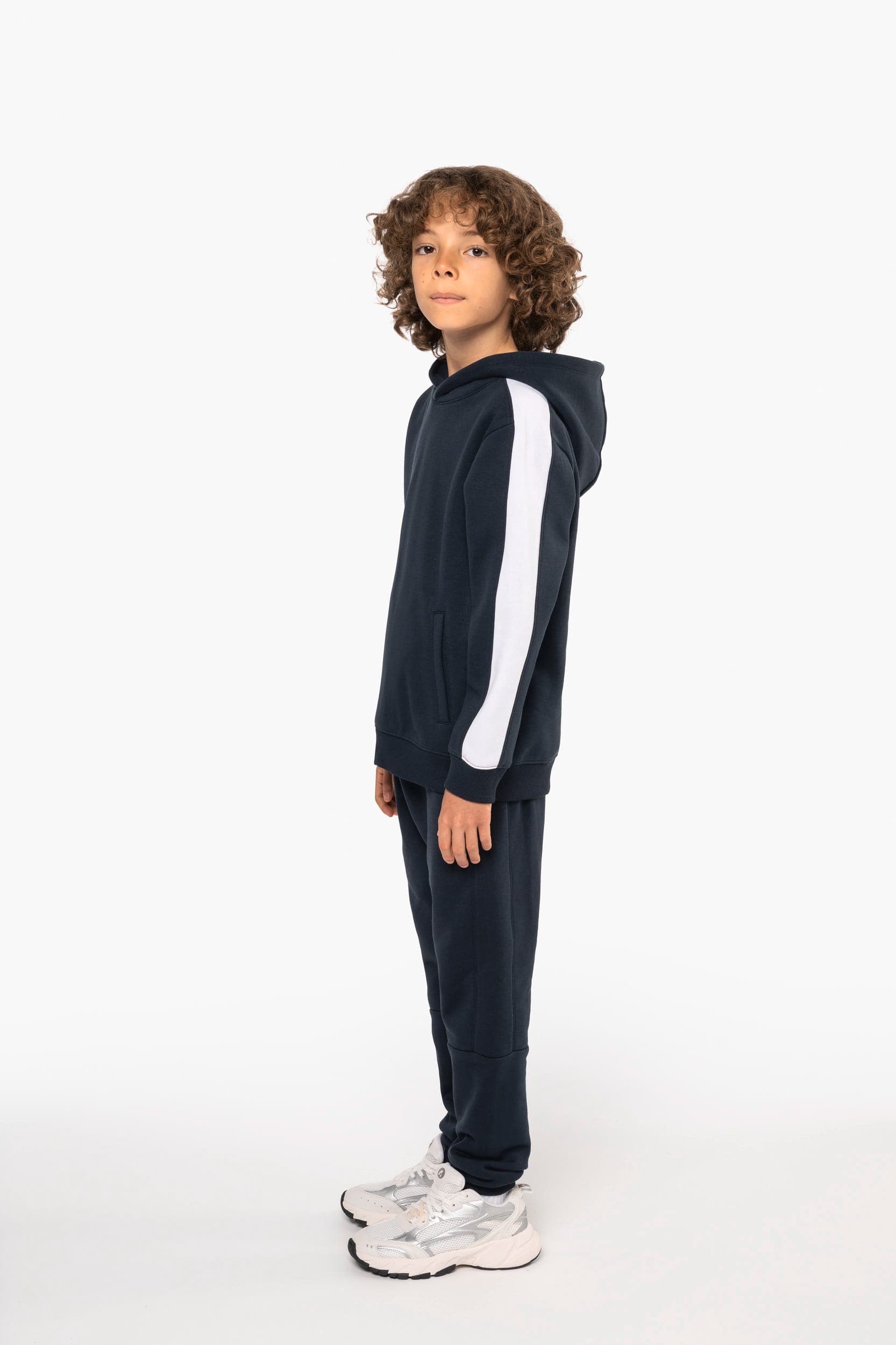 Sweat-shirt à capuche teamwear bicolore enfant en situation