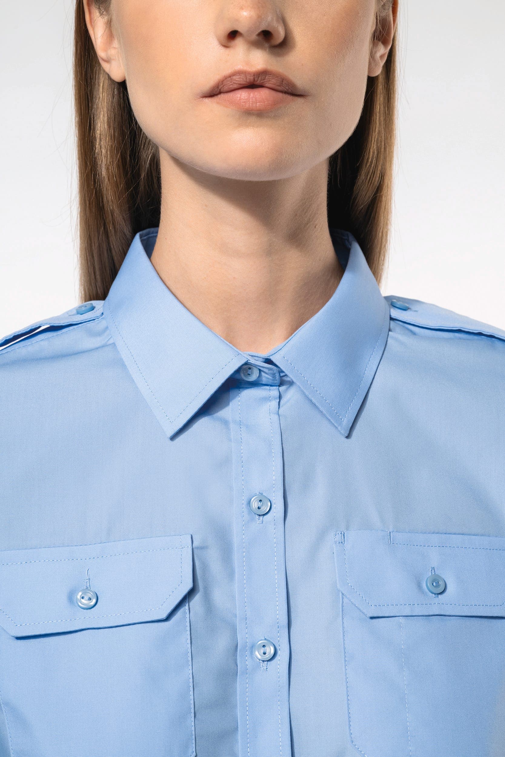 Chemise pilote manches longues femme en situation
