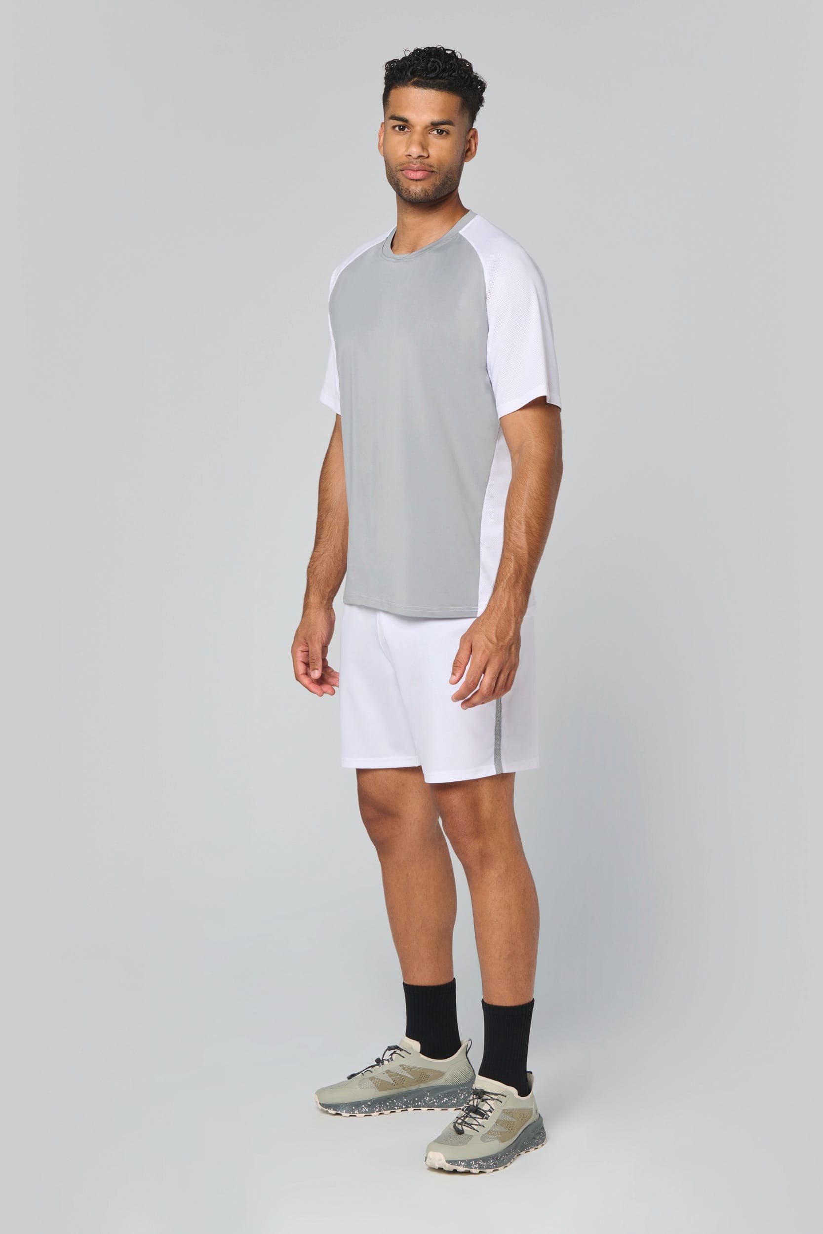 T-shirt de padel bicolore à manches raglan homme en situation