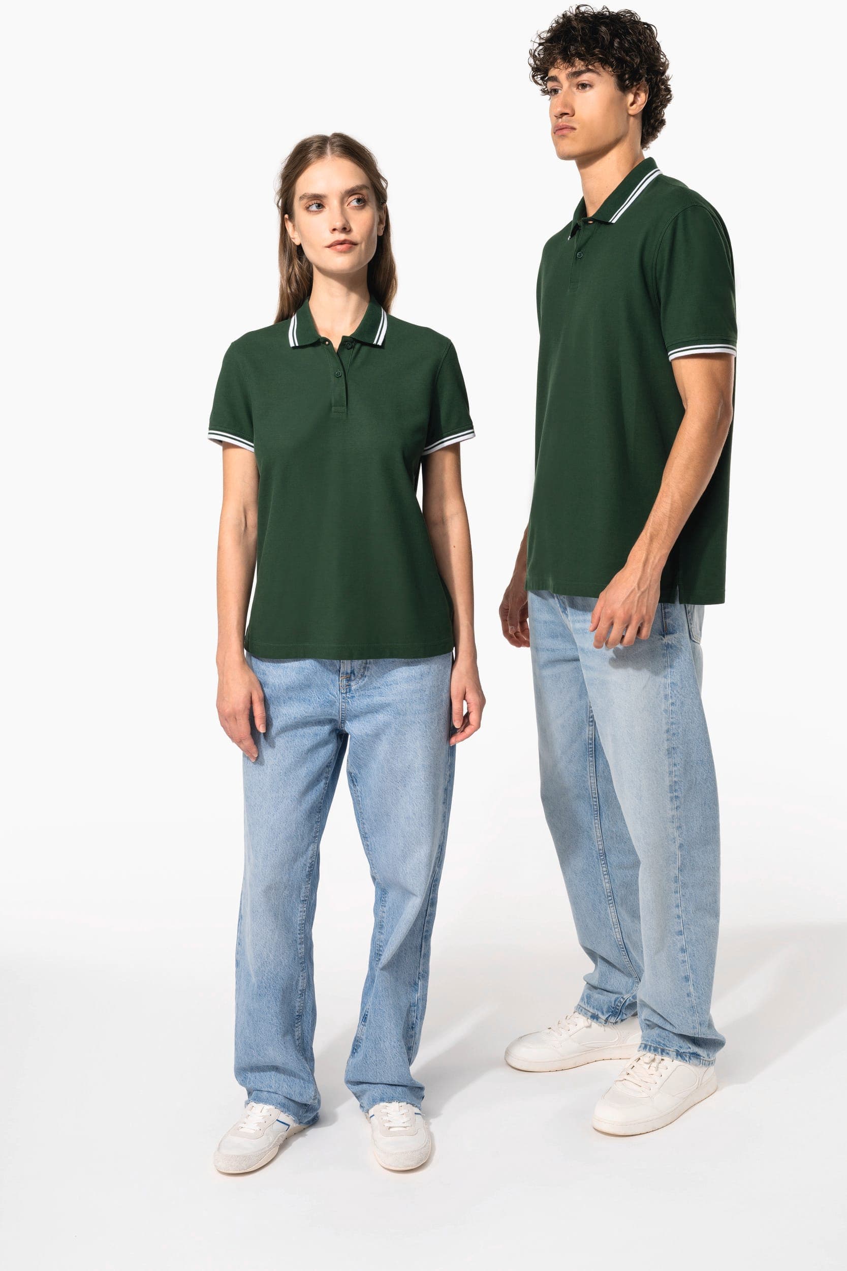 Polo femme manches courtes à liserés contrastés en situation