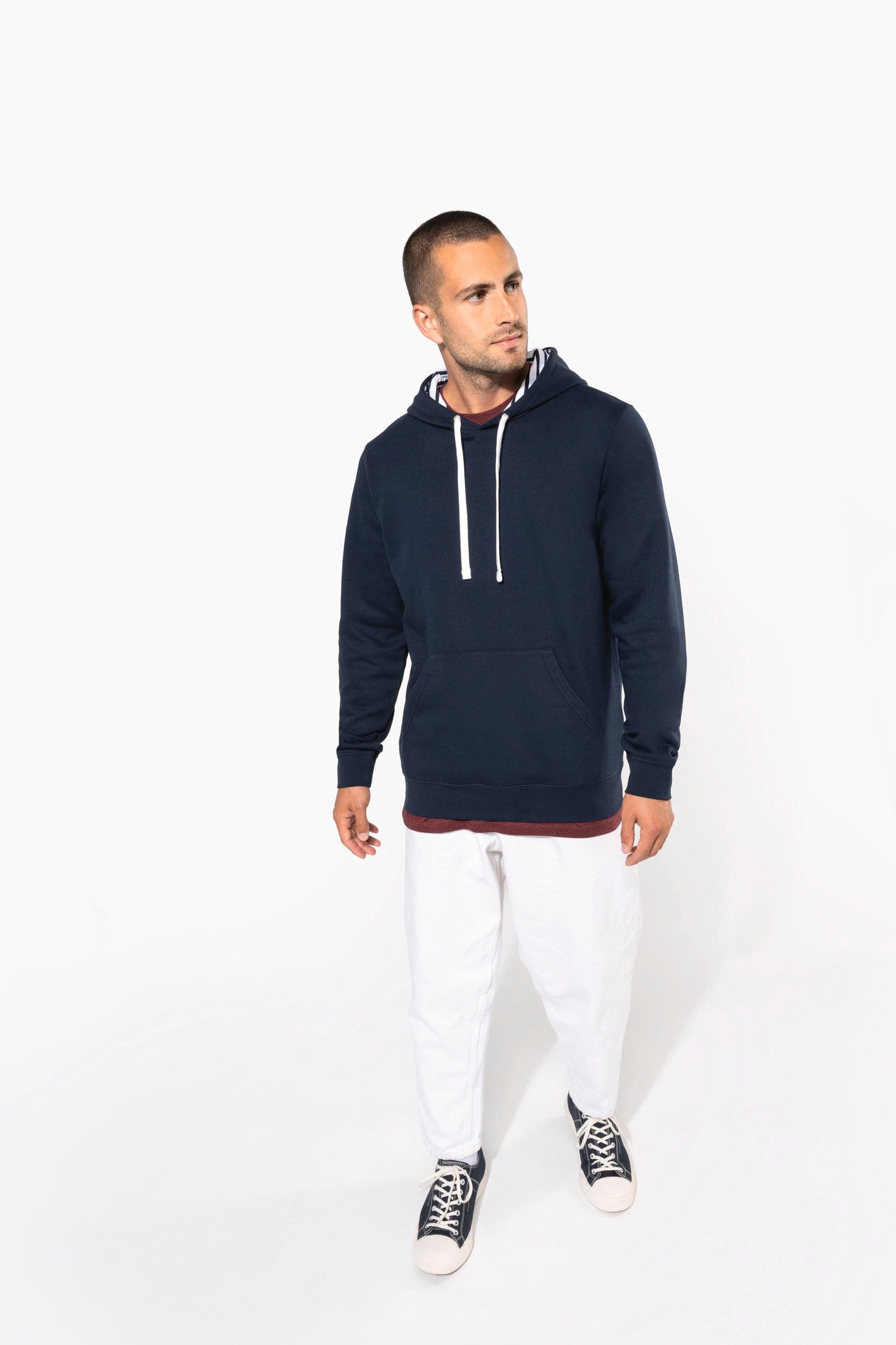 Sweat-shirt à capuche contrastée à motifs unisexe en situation
