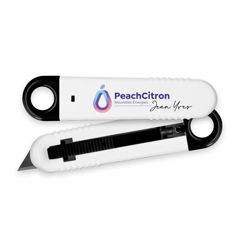 CUTTER PLASTIQUE A LAME AUTO-RETRACTABLE en situation