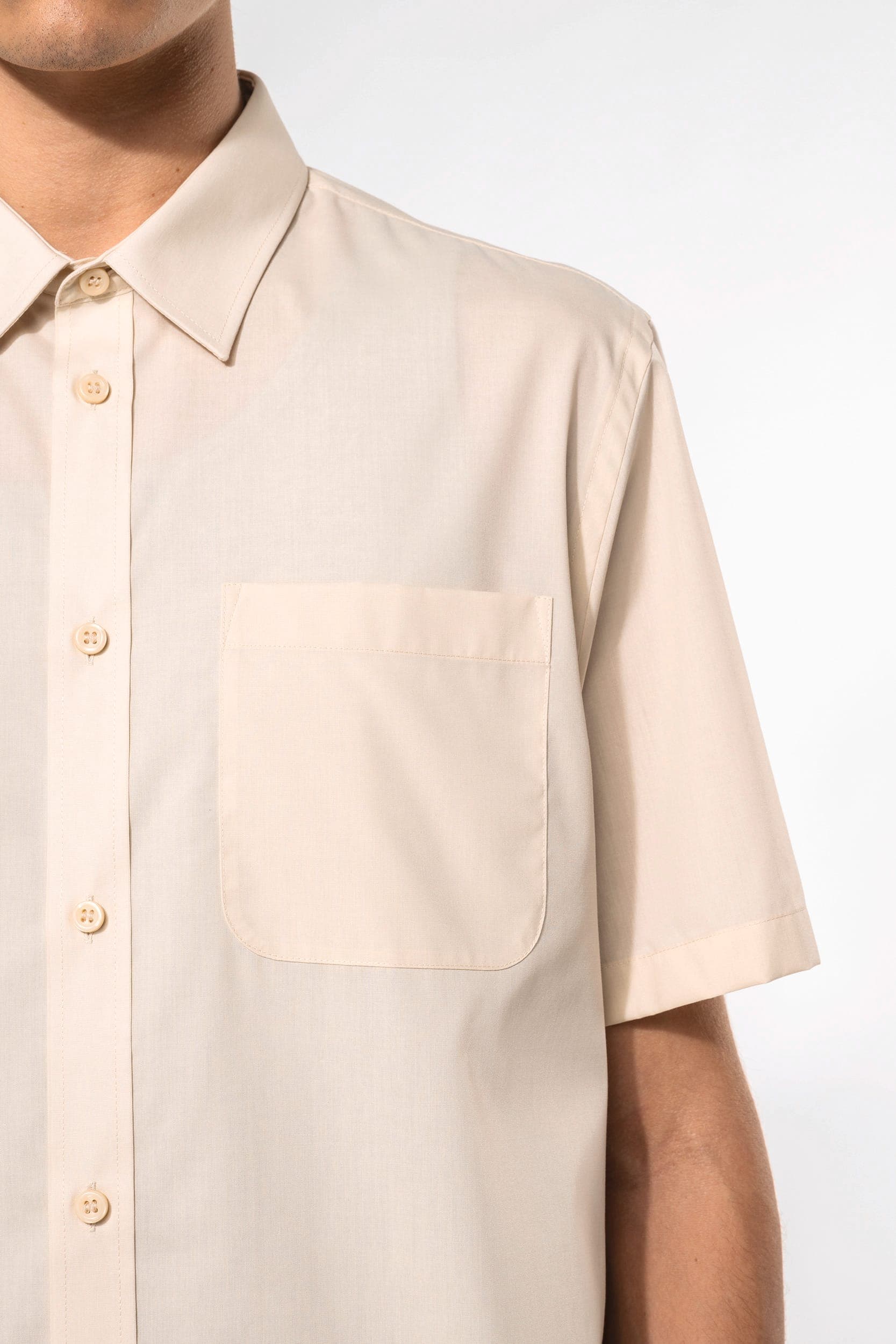 Chemise popeline polycoton manches courtes entretien facile homme en situation