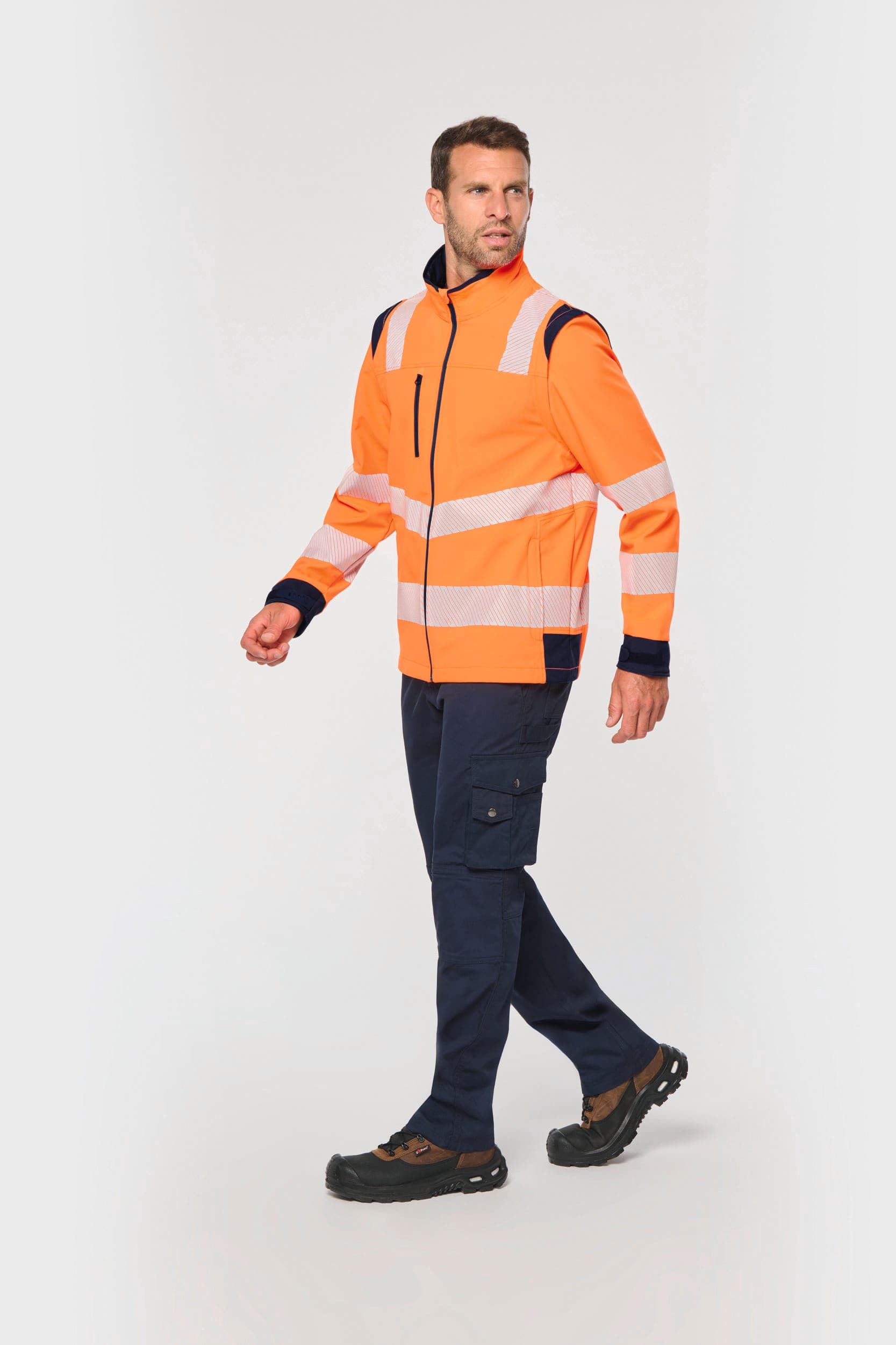 Veste softshell de sécurité recyclée avec manches détachables unisexe en situation