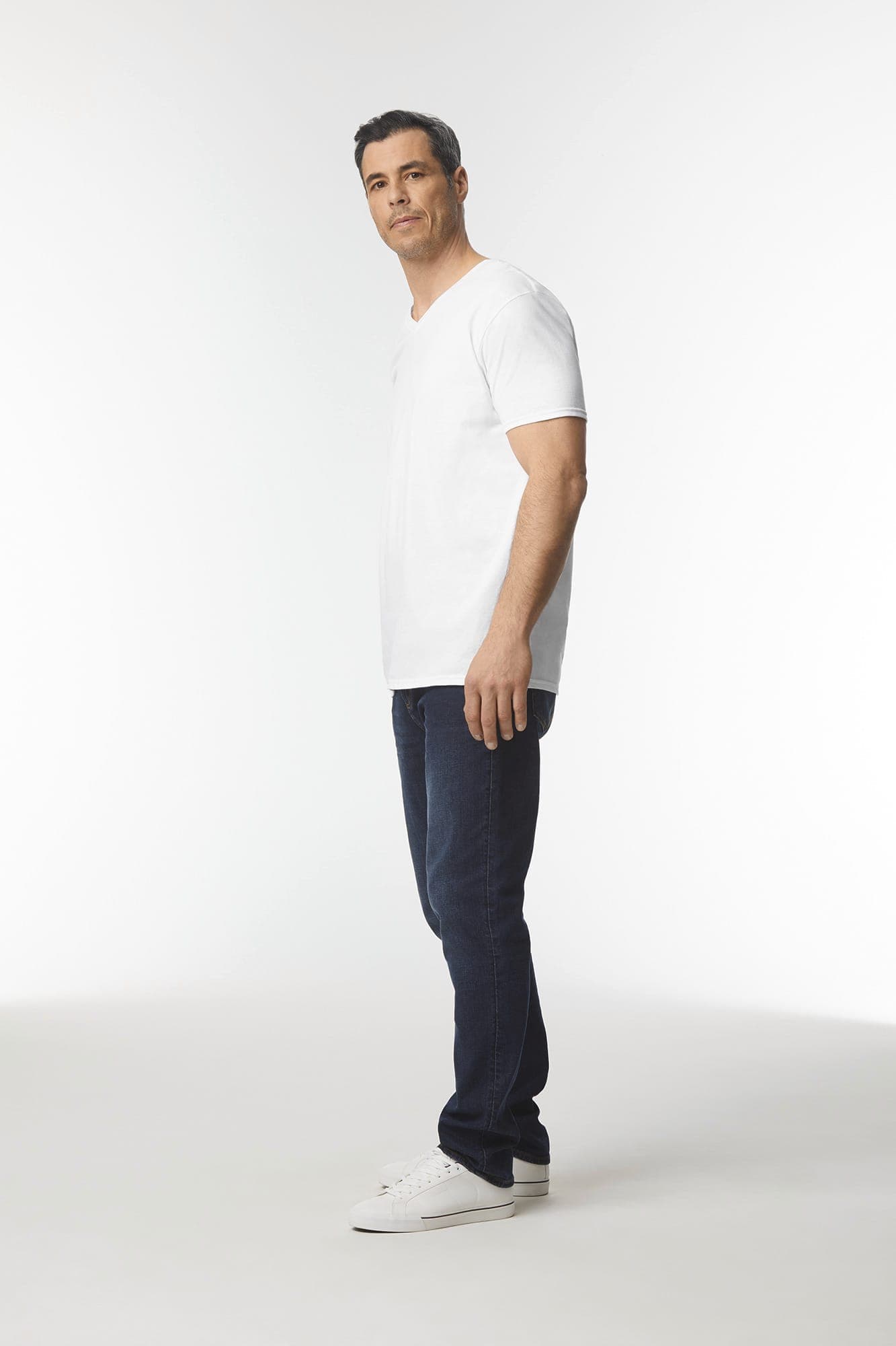 T-shirt homme col v Softstyle en situation