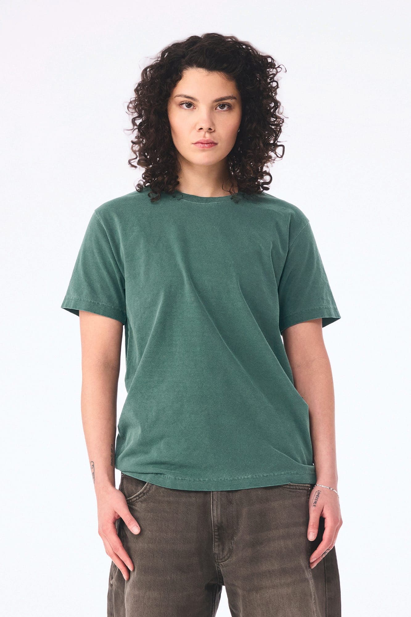 T-shirt délavé épais unisexe en situation
