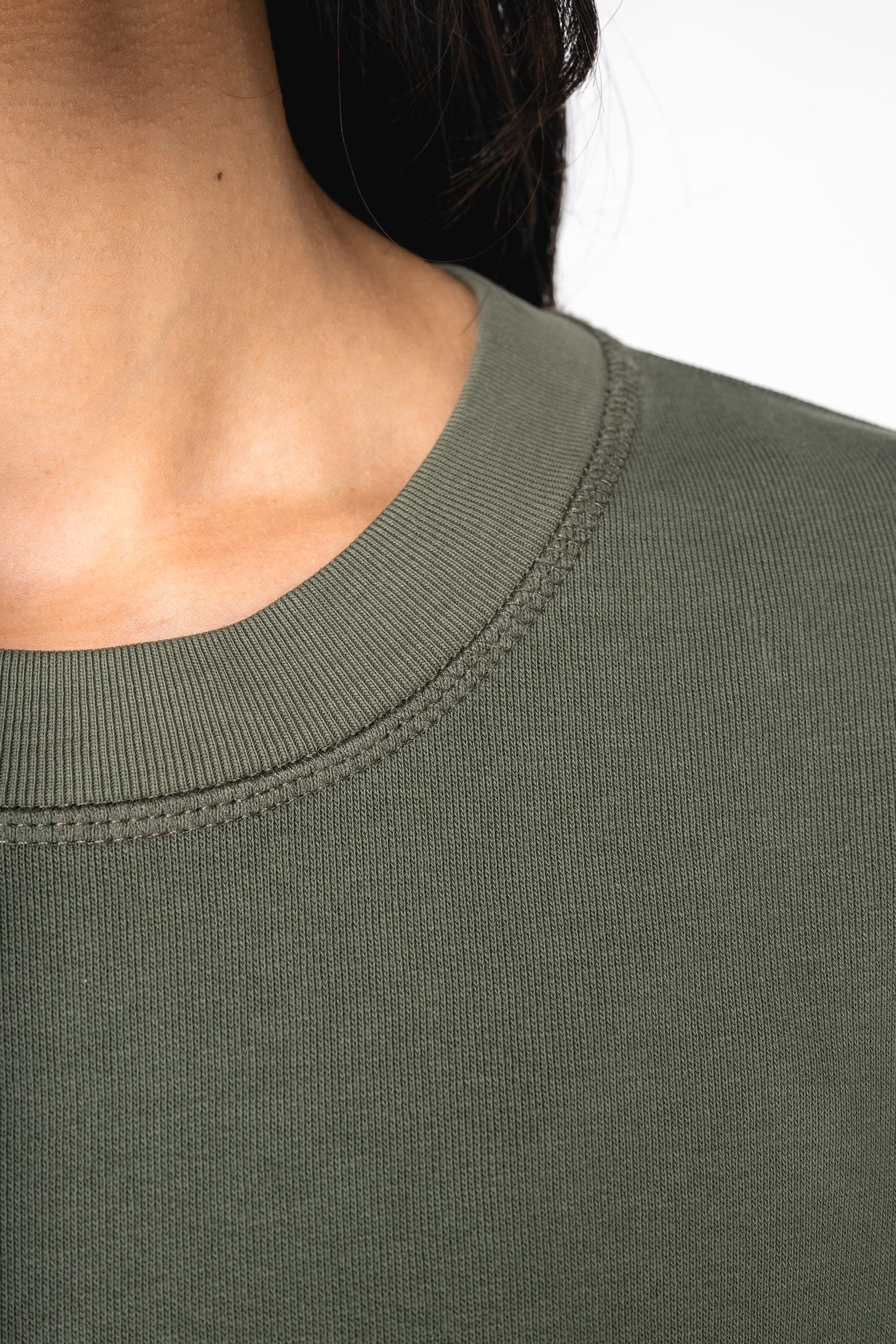 Sweat-shirt écoresponsable à col rond French Terry unisexe en situation
