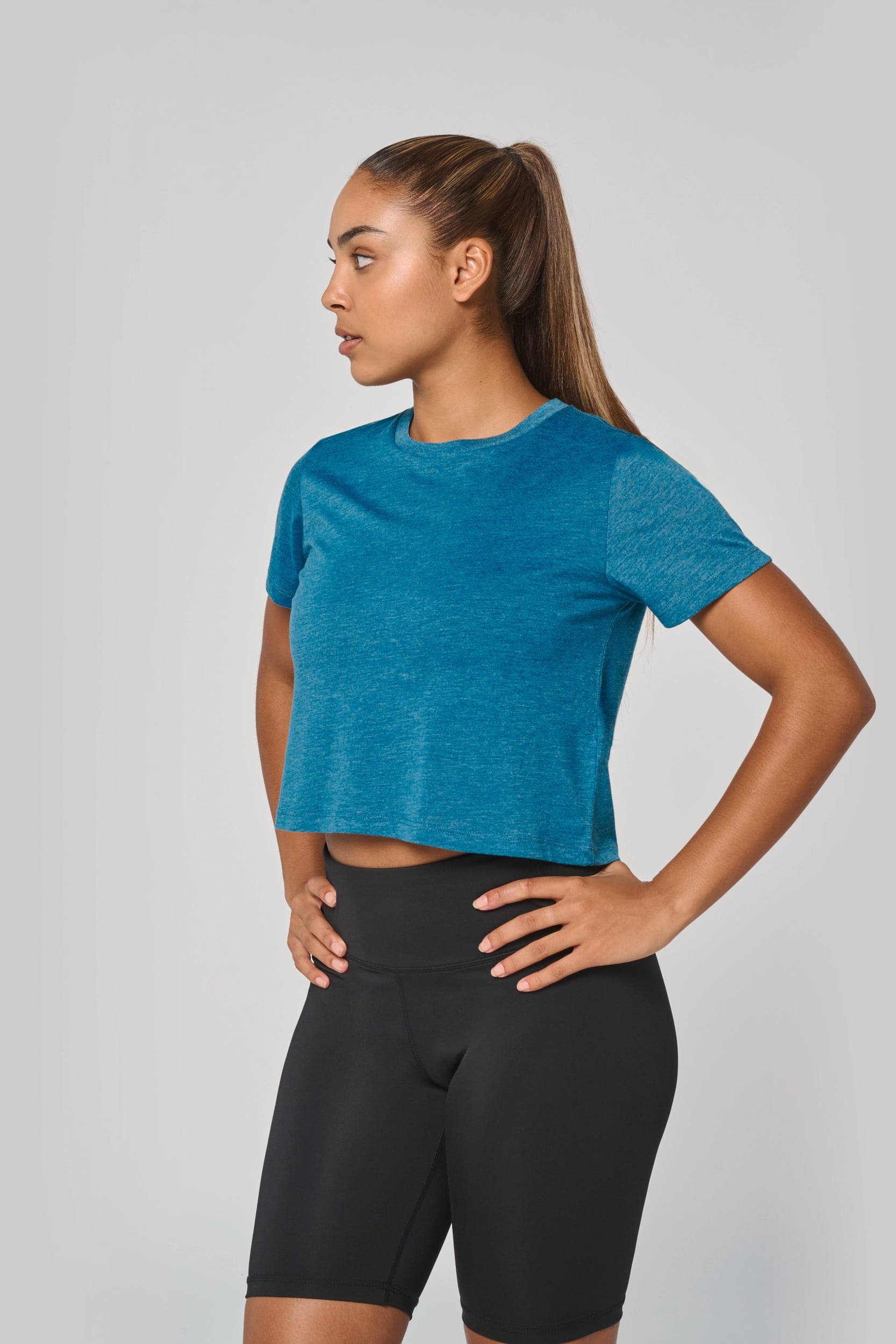 Crop top triblend femme en situation
