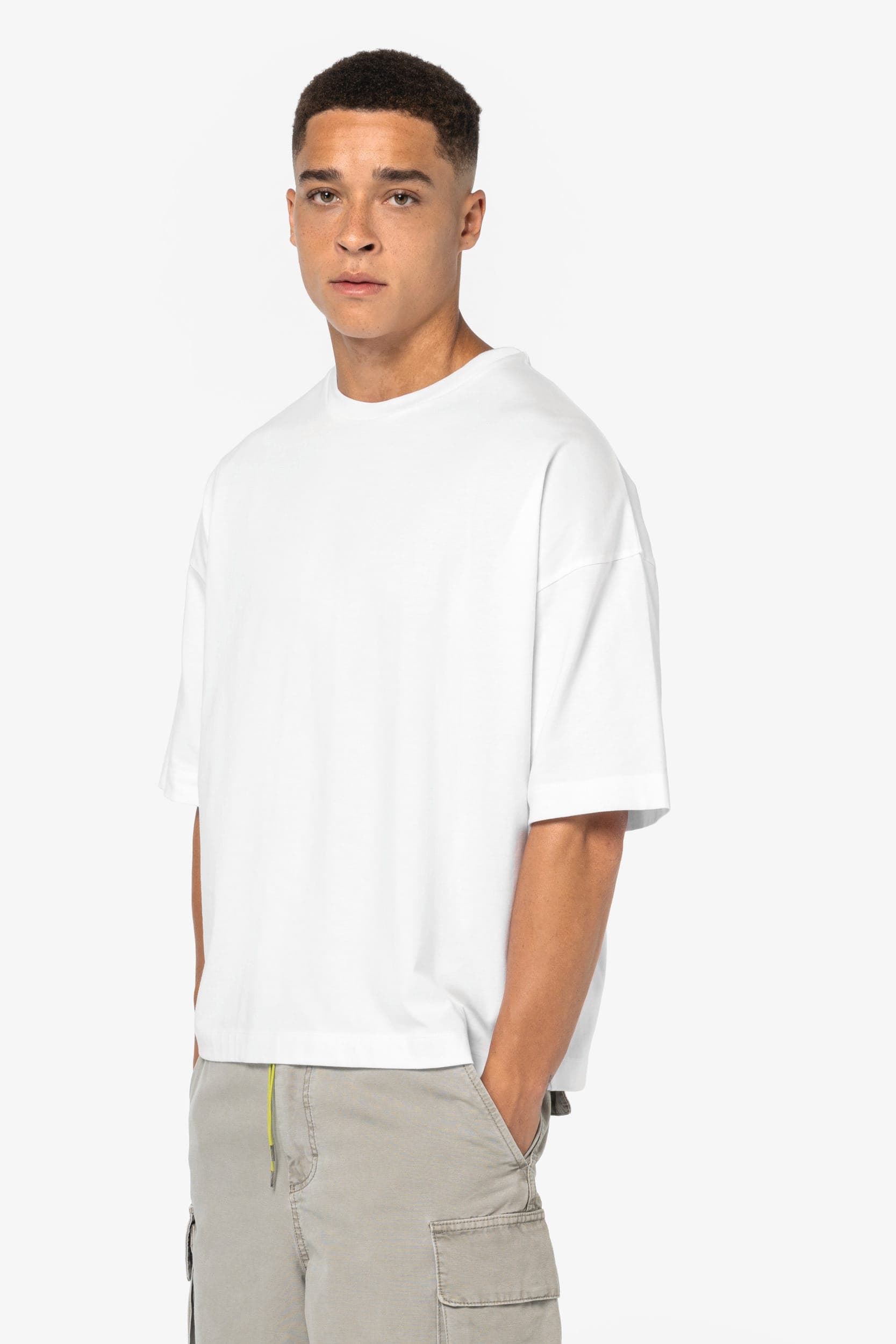 T-shirt écoresponsable boxy à épaules tombantes homme en situation